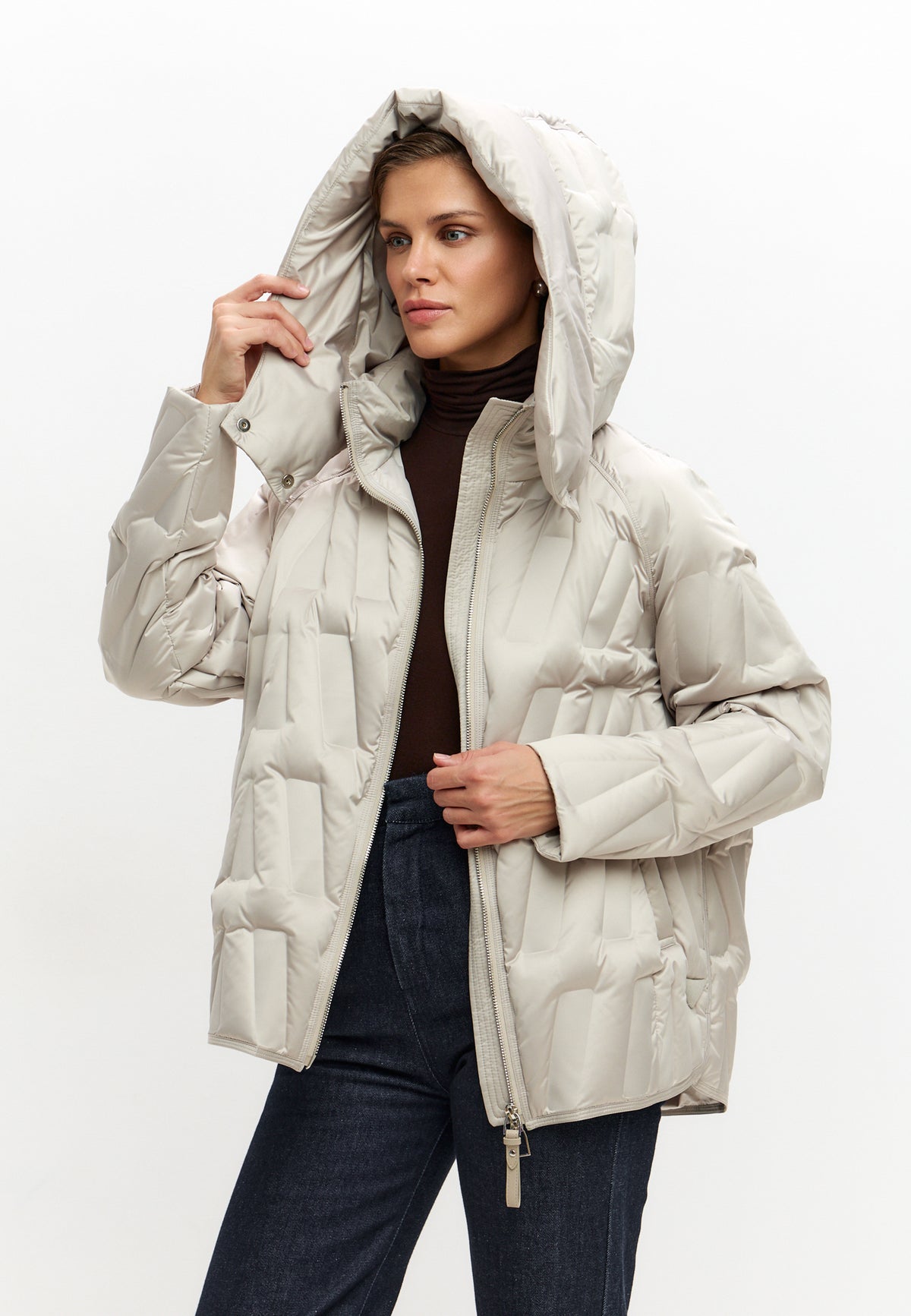 Chaqueta corta acolchada con capucha y diseño chevron – Beige