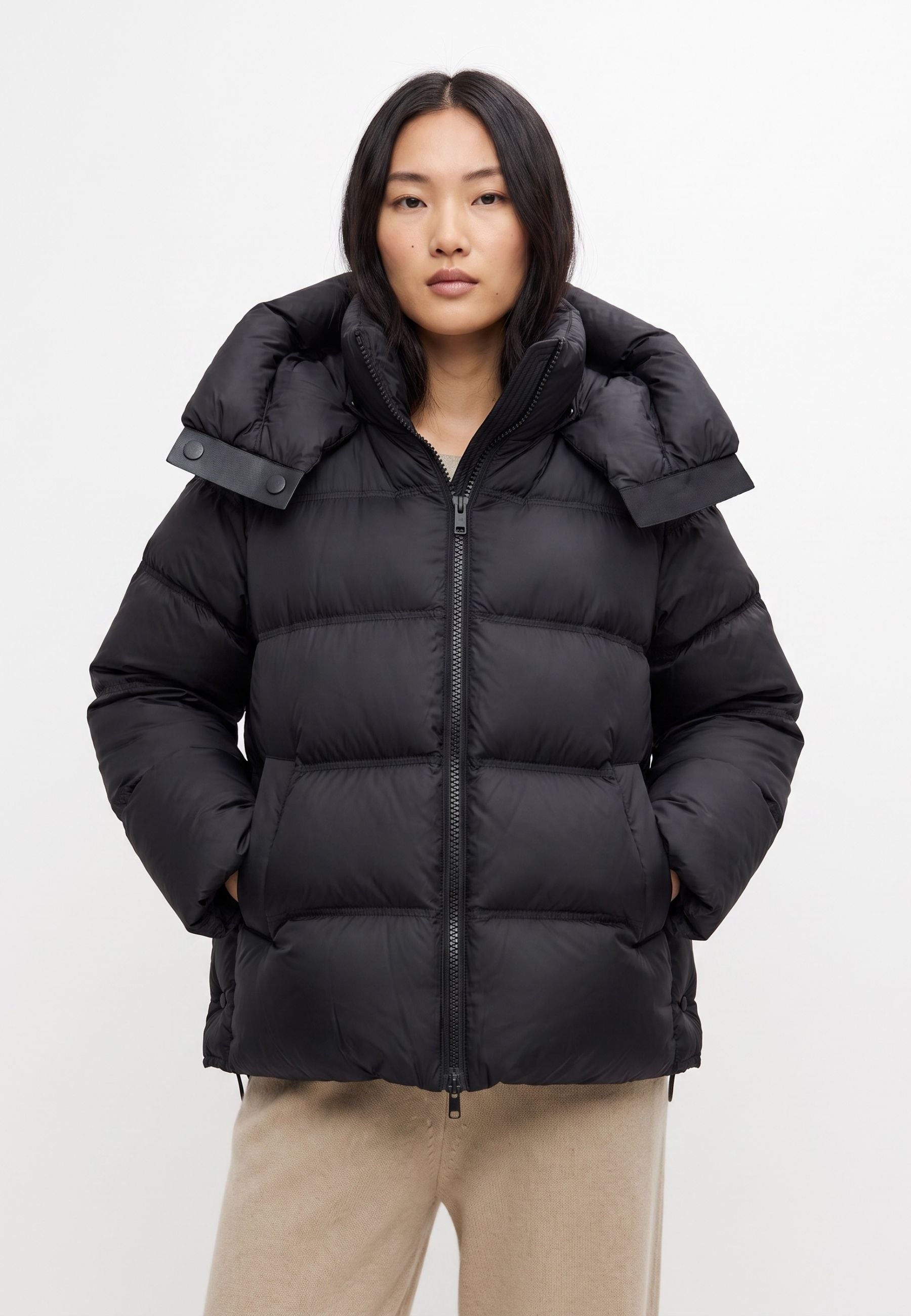 Kurze Daunen-Steppjacke mit Kapuze – Schwarz