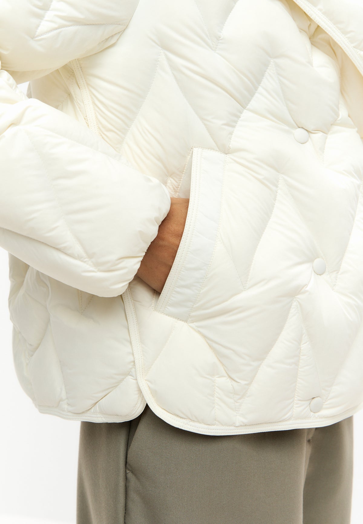 Kurz geschnittene Steppjacke mit Chevron-Muster – Milky