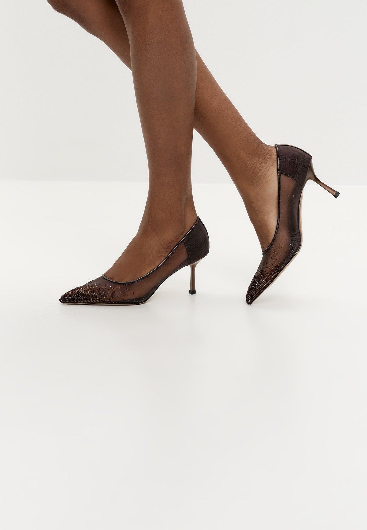 Sapatos de salto em cetim Camille com aplicações – castanho