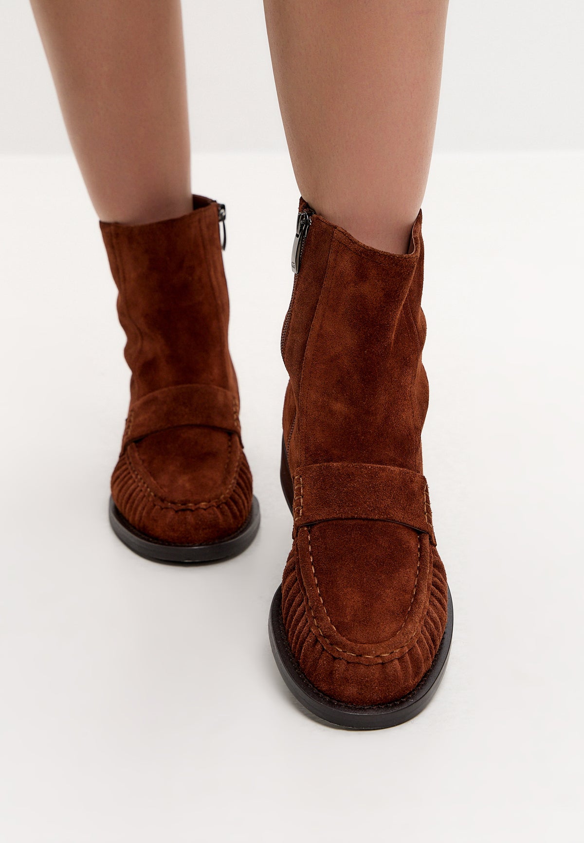 Botki zamszowe z przeszyciem typu moc toe – Brązowe