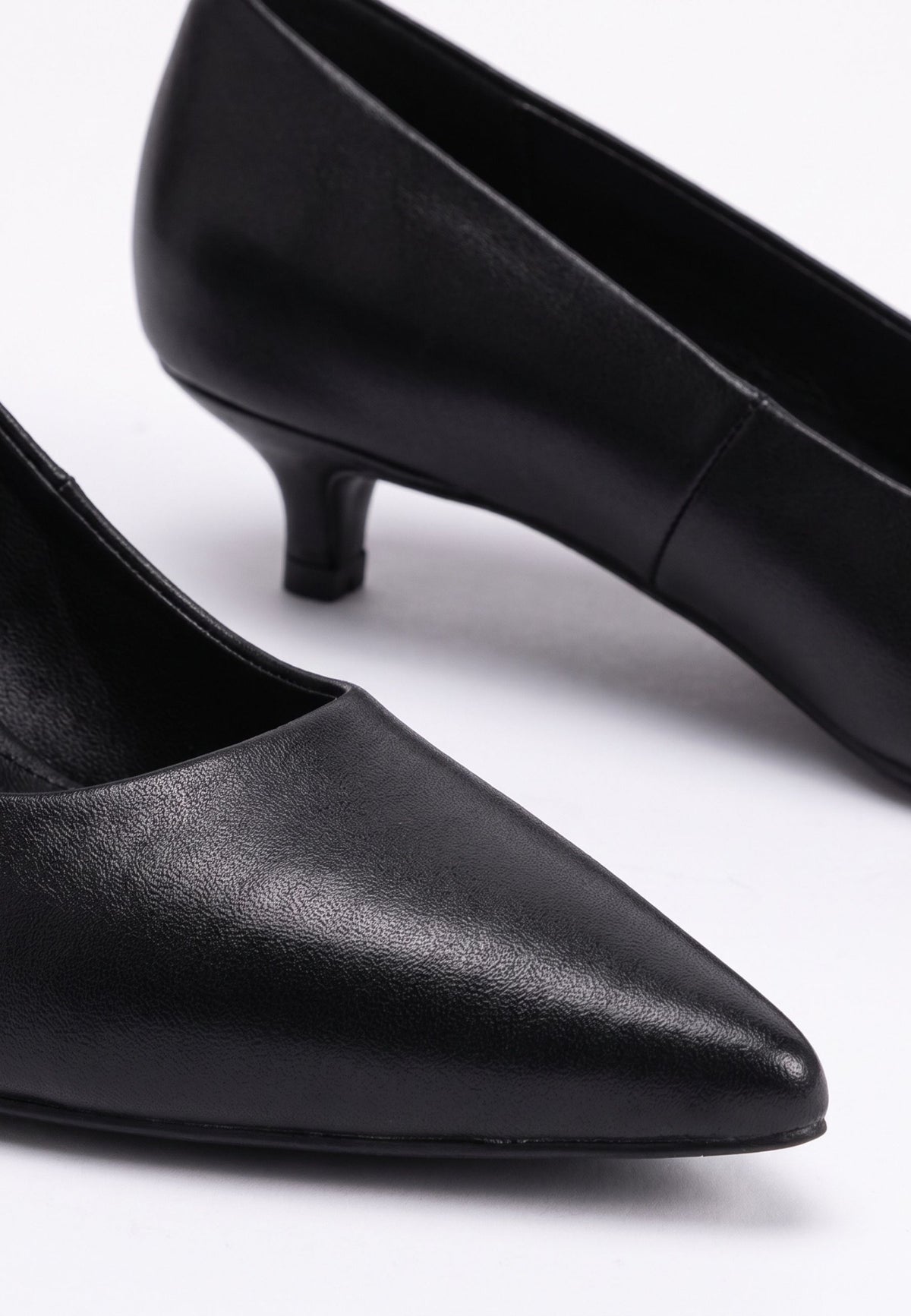 Décolleté a punta con tacco kitten – nero