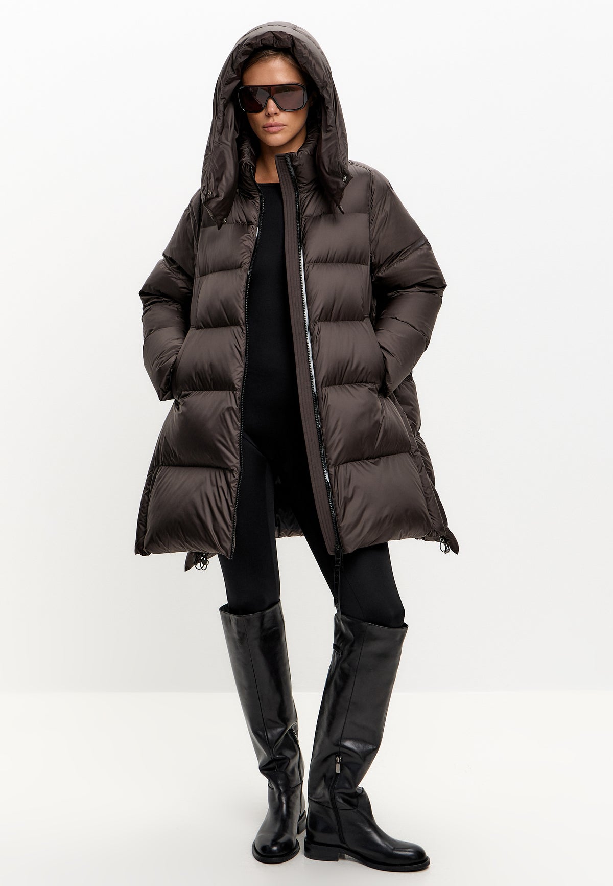 Chaqueta acolchada oversize con capucha y relleno de plumón – Marrón