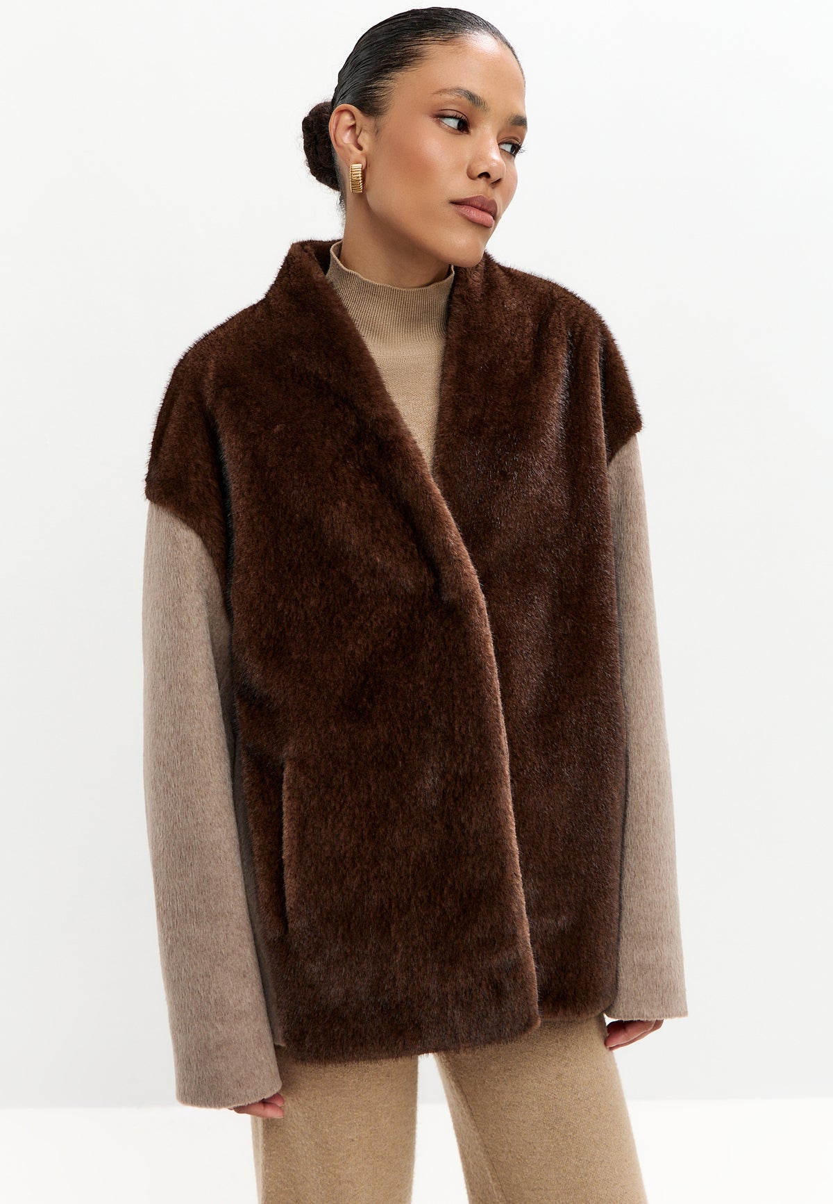 Chaqueta bicolor de piel sintética con cinturón – Marrón