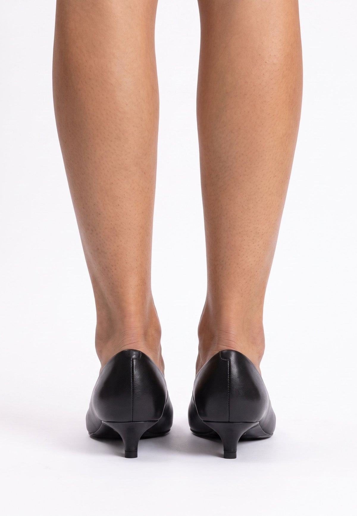 Décolleté a punta con tacco kitten – nero