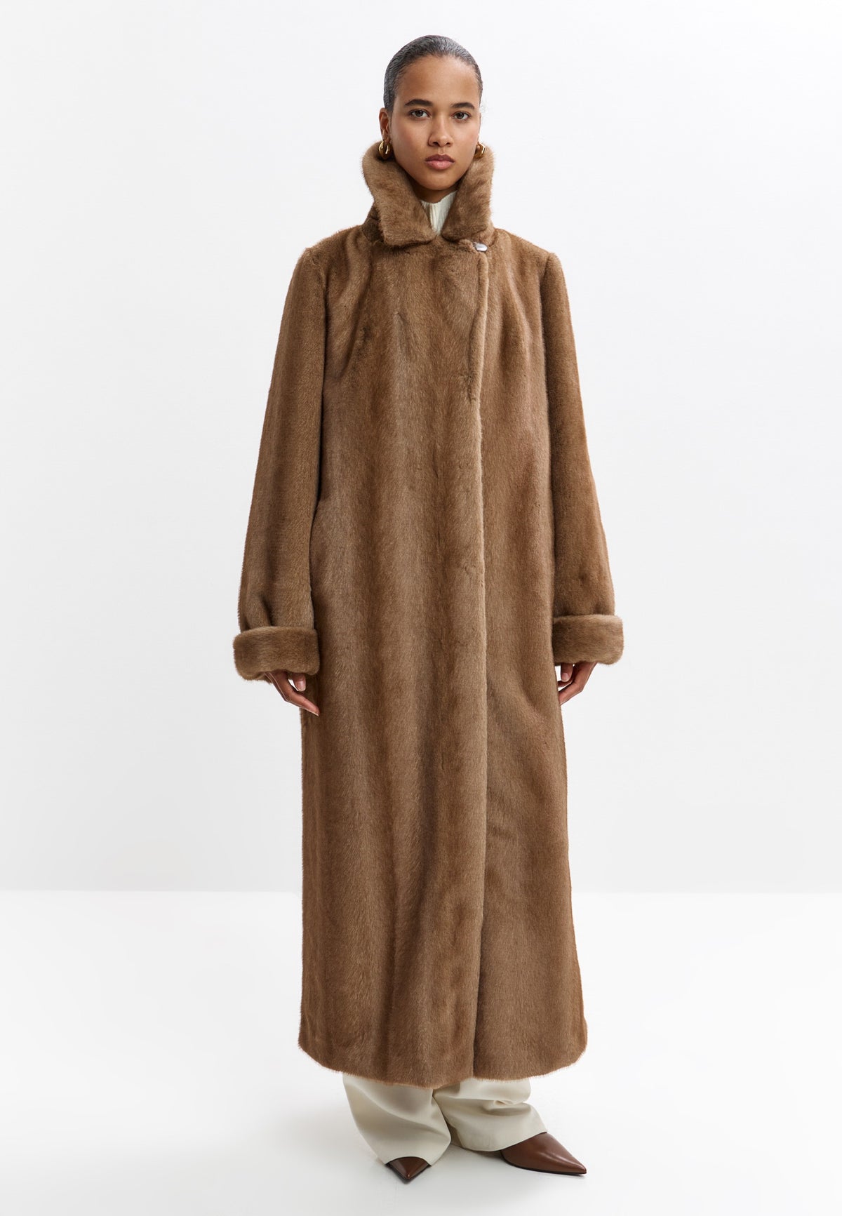 Maxikappa i fuskpäls Reina – Taupe