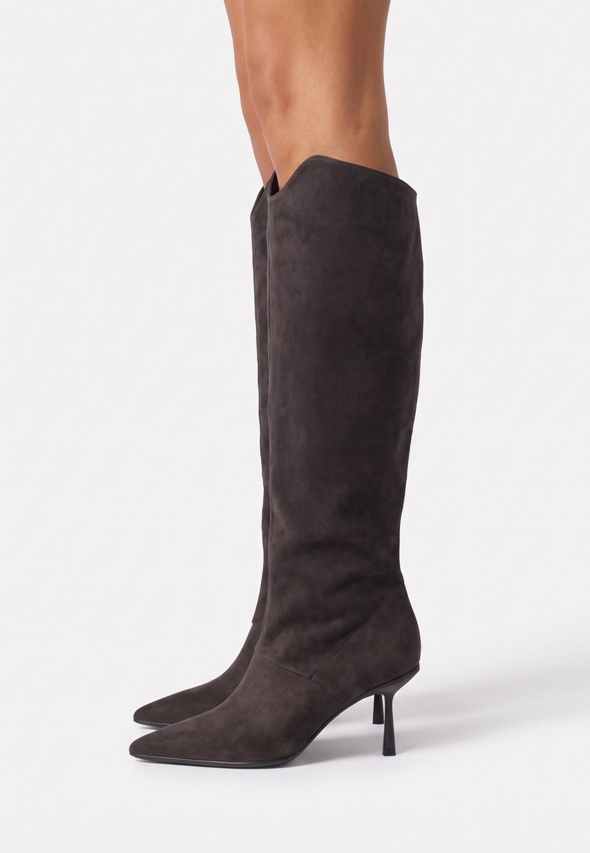 Kniehohe Stiefel aus Veloursleder mit spitzer Kappe