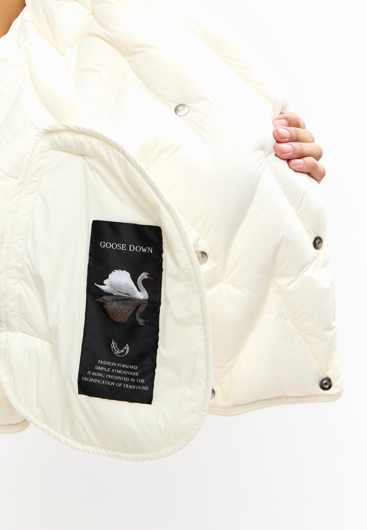 Kurz geschnittene Steppjacke mit Chevron-Muster – Milky