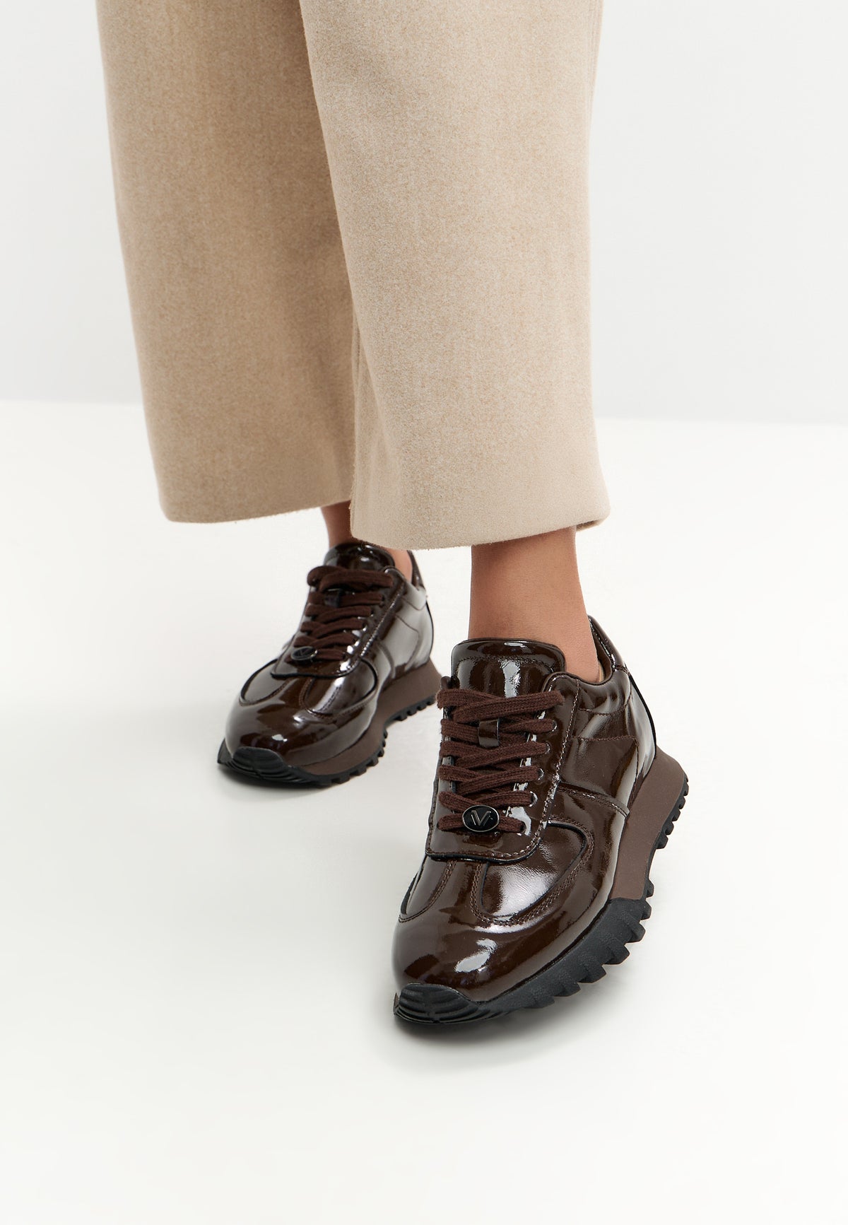 Sneakers in pelle verniciata – marrone