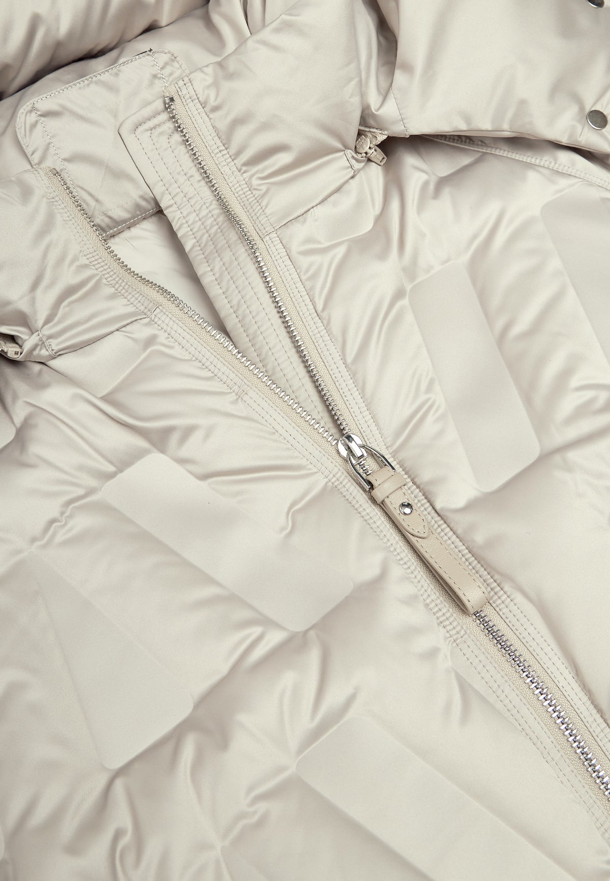 Chaqueta corta acolchada con capucha y diseño chevron – Beige