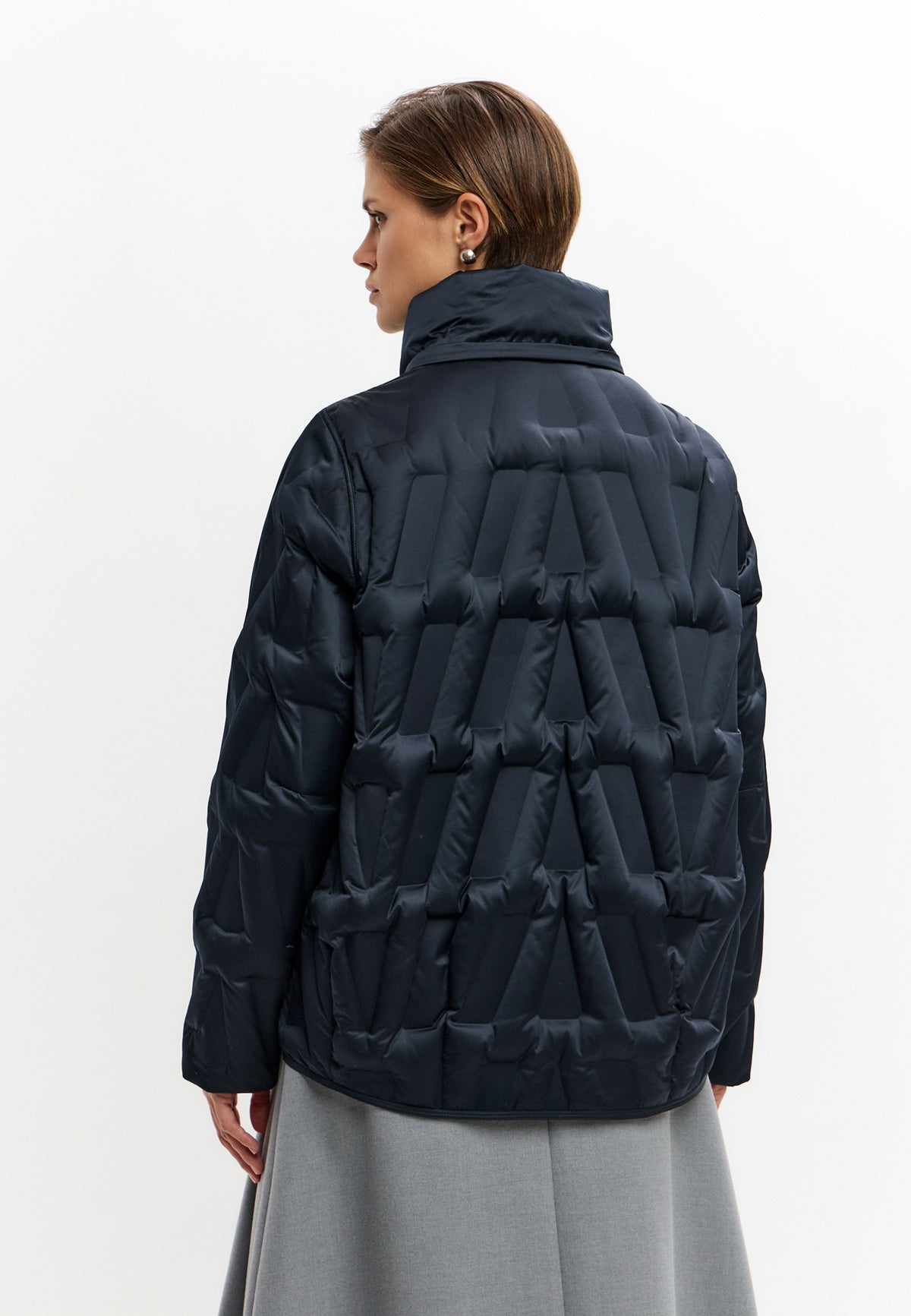 Chaqueta corta acolchada con capucha y diseño chevron – Azul