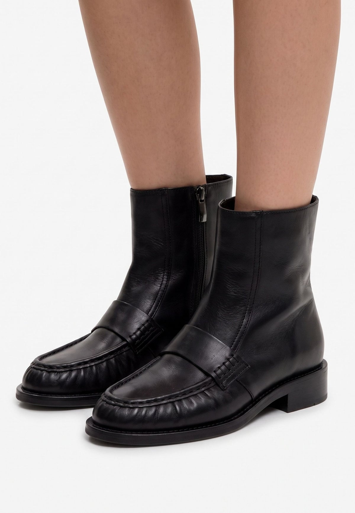 Bottines à bout mocassin en cuir – noir