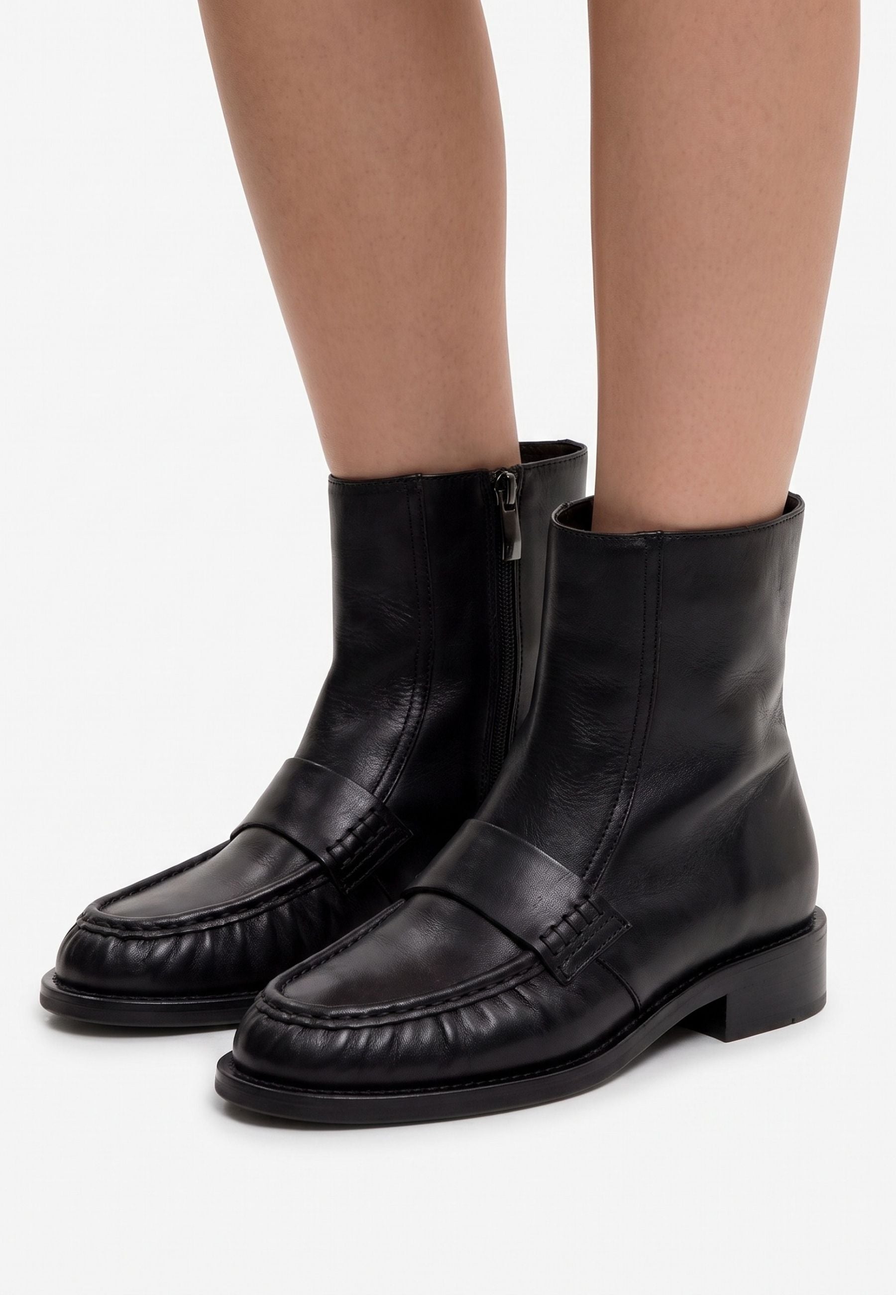 Ankelboots i läder med moc toe-tå – svart