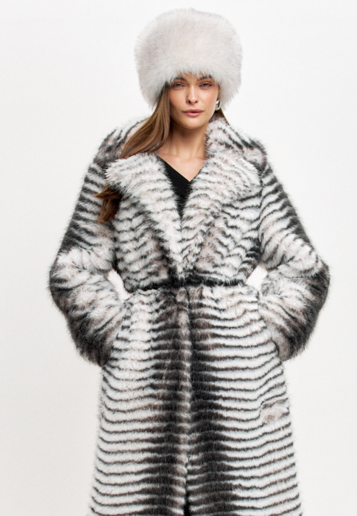 Langer Wintermantel aus Kunstpelz mit Gürtel