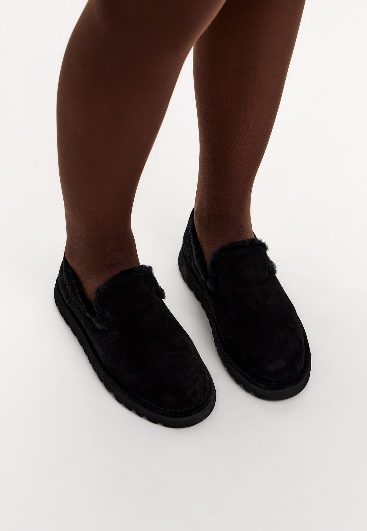 Slip-on loafers i mocka med fårskinnsfoder – Svart