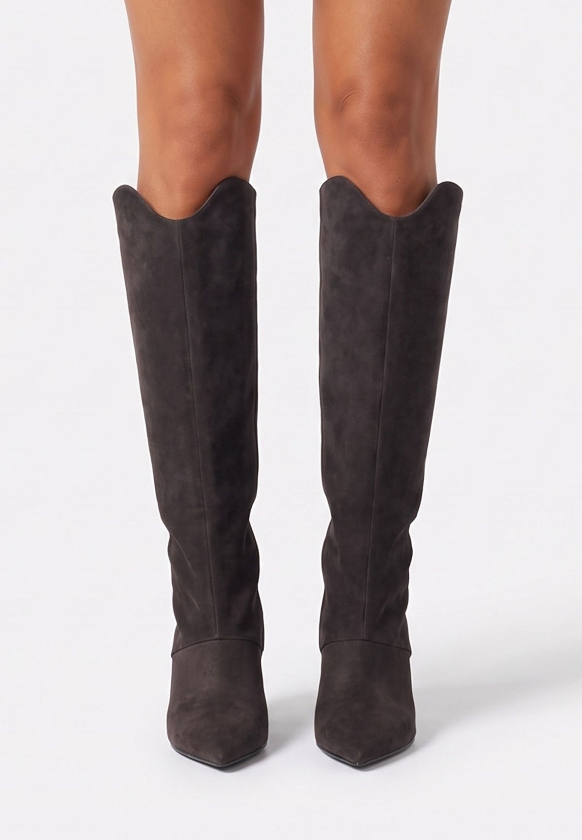 Kniehohe Stiefel aus Veloursleder mit spitzer Kappe