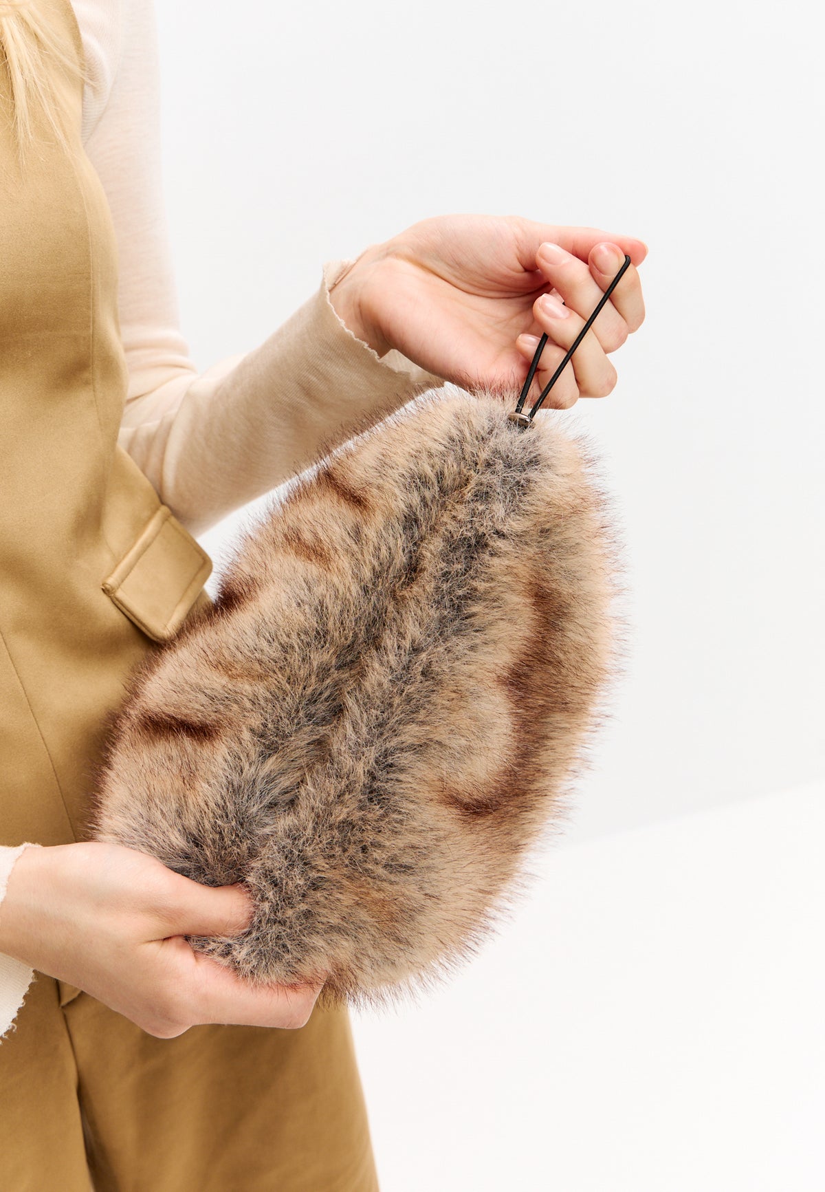 Vinterhat i imiteret pels – Beige