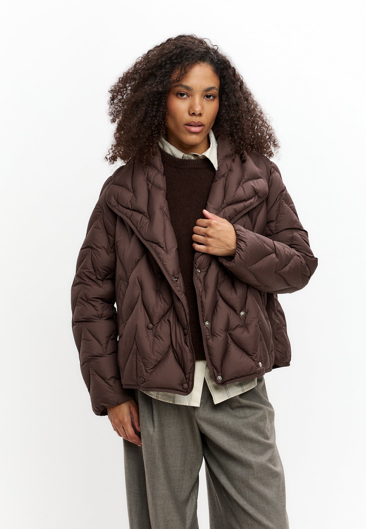 Chaqueta acolchada corta con diseño chevron – Marrón