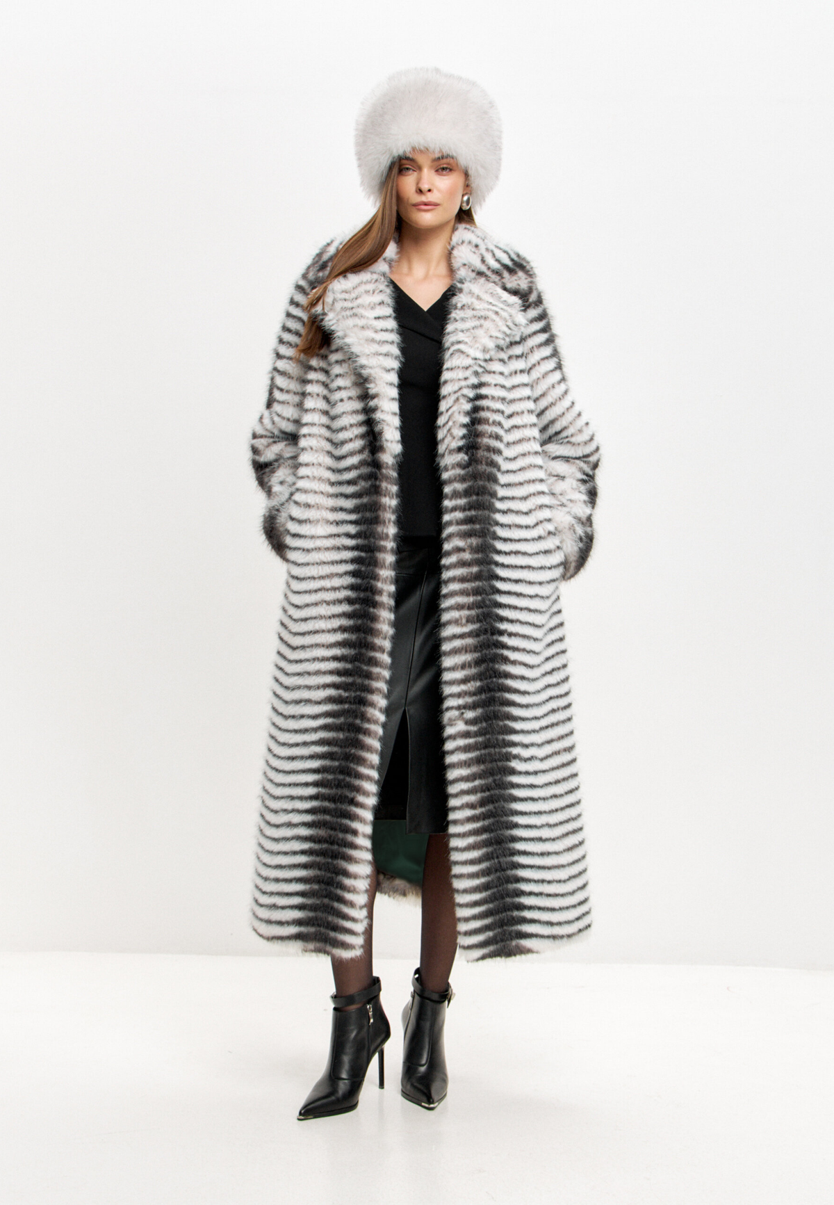 Langer Wintermantel aus Kunstpelz mit Gürtel