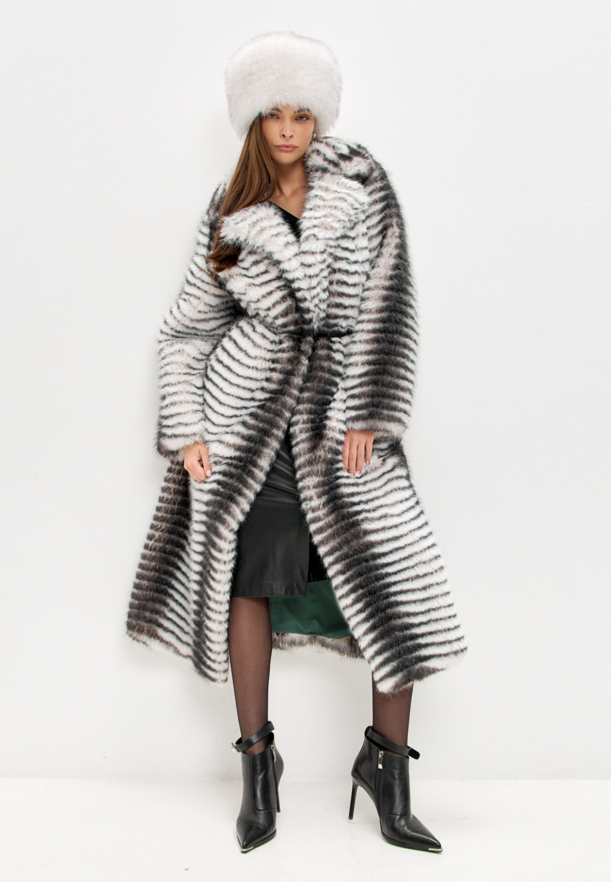 Langer Wintermantel aus Kunstpelz mit Gürtel