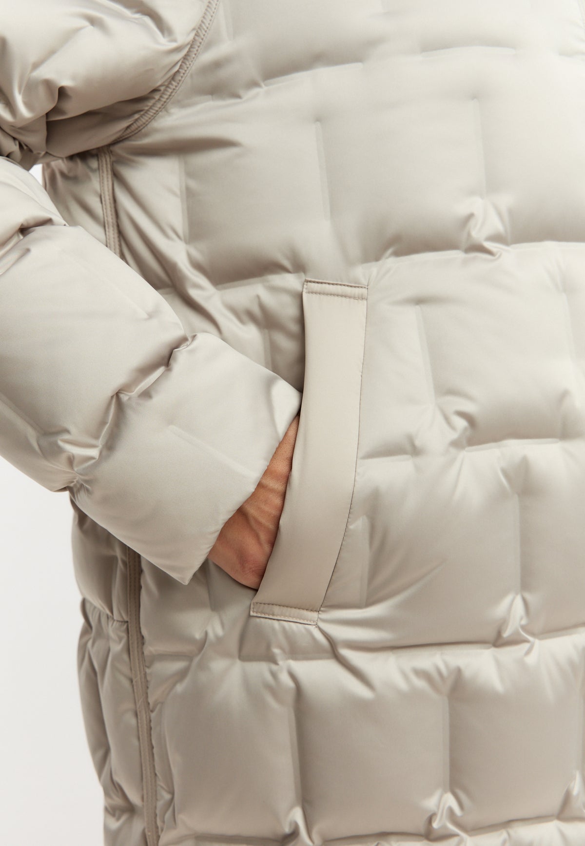 Mellemlang dunforet jakke med hætte – Beige