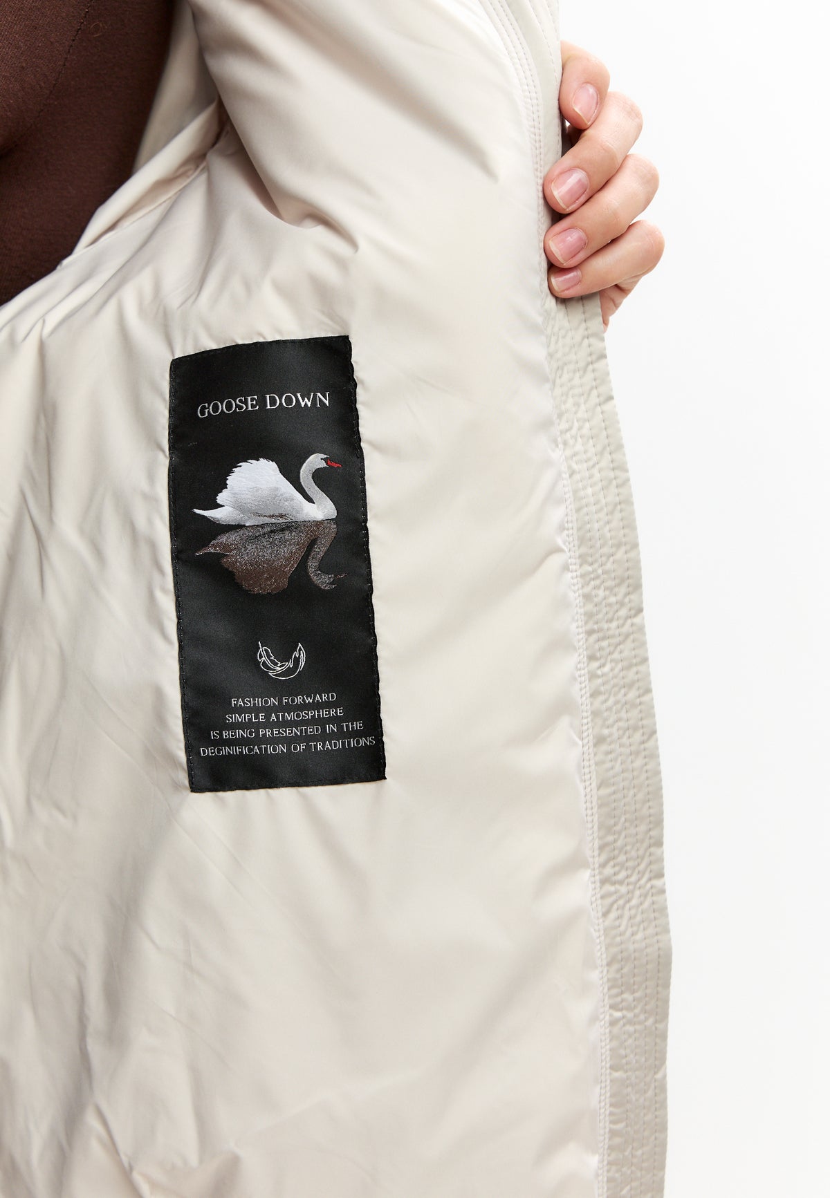Chaqueta corta acolchada con capucha y diseño chevron – Beige