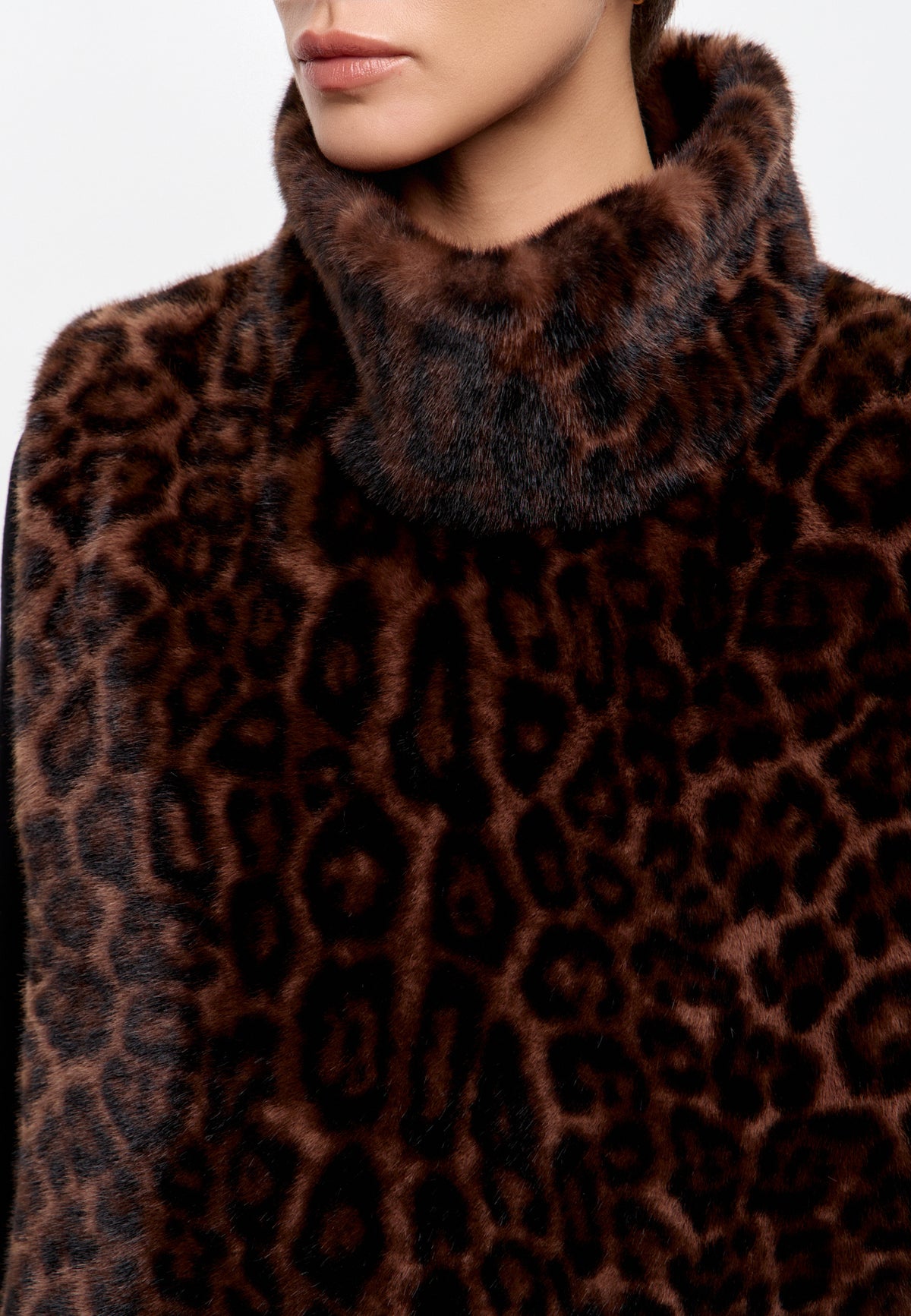 Top smanicato in pelliccia sintetica con colletto – Leopardo marrone