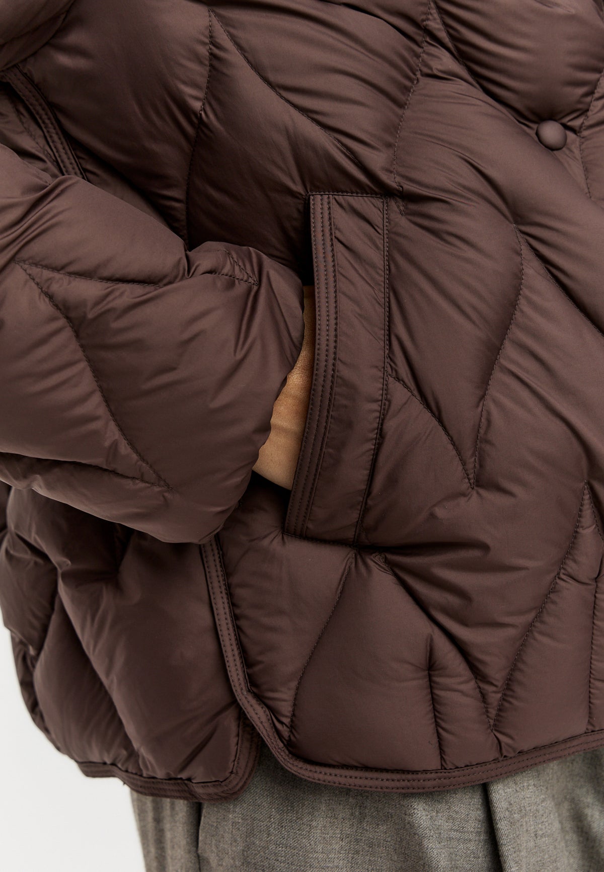 Chaqueta acolchada corta con diseño chevron – Marrón