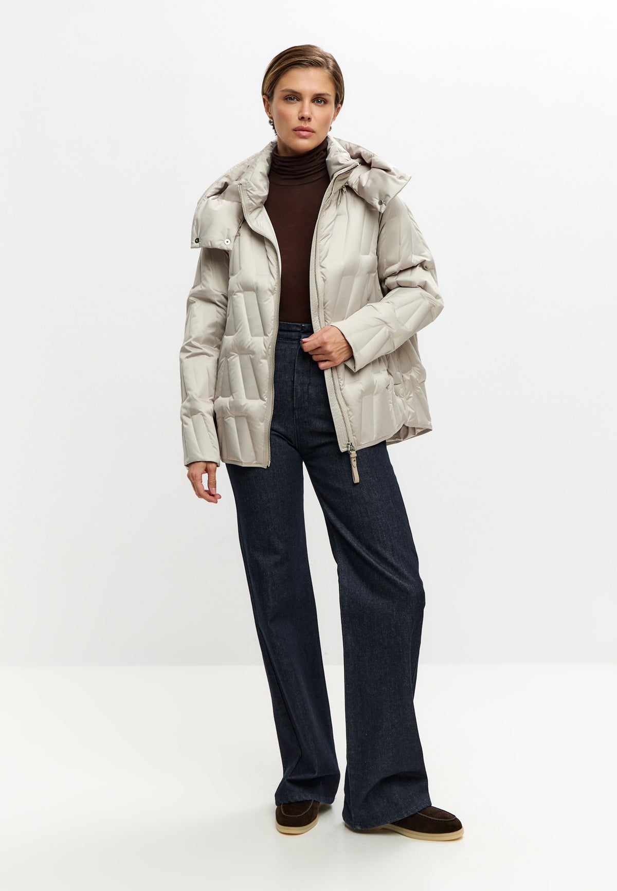 Chaqueta corta acolchada con capucha y diseño chevron – Beige