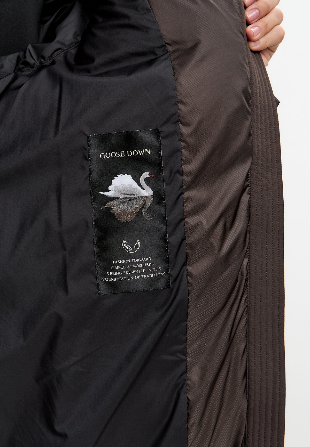 Chaqueta acolchada oversize con capucha y relleno de plumón – Marrón