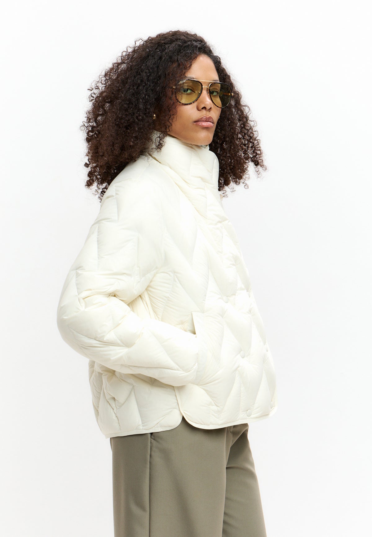 Kurz geschnittene Steppjacke mit Chevron-Muster – Milky