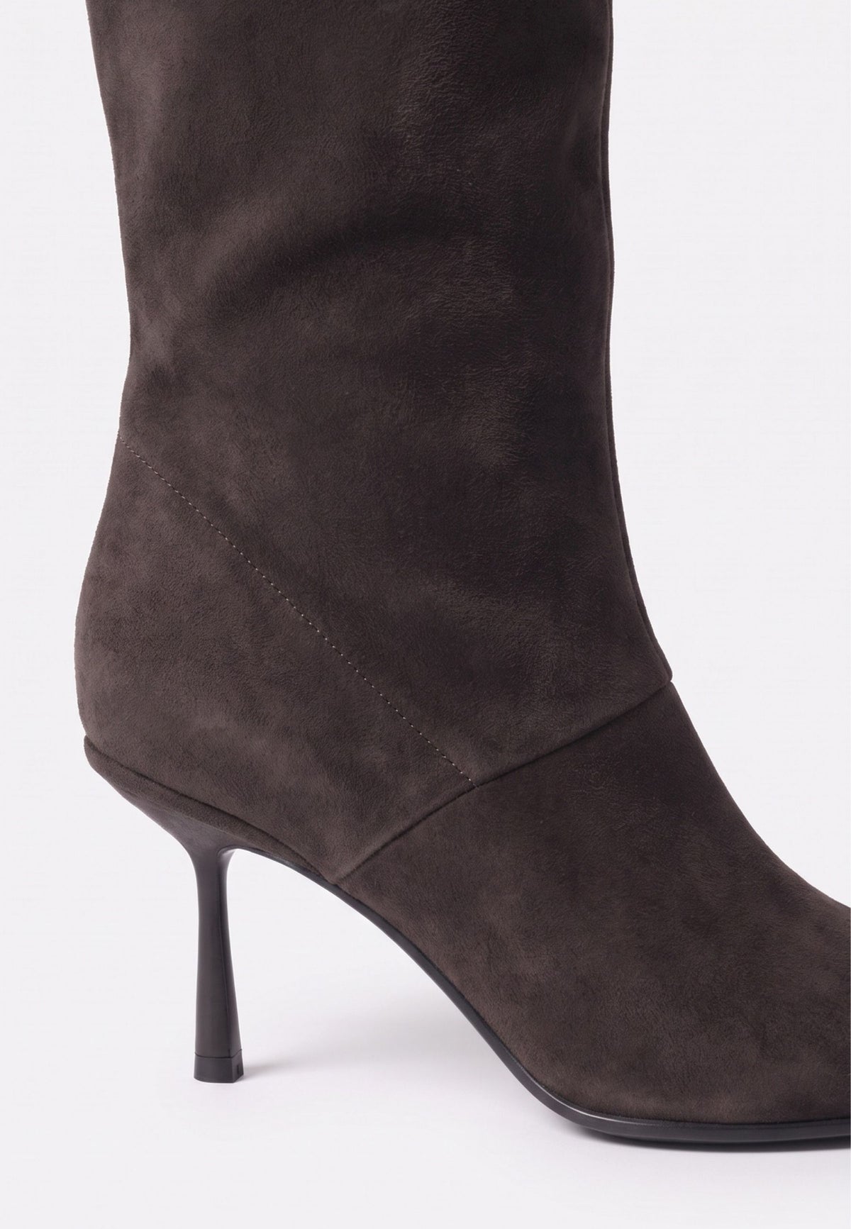Kniehohe Stiefel aus Veloursleder mit spitzer Kappe