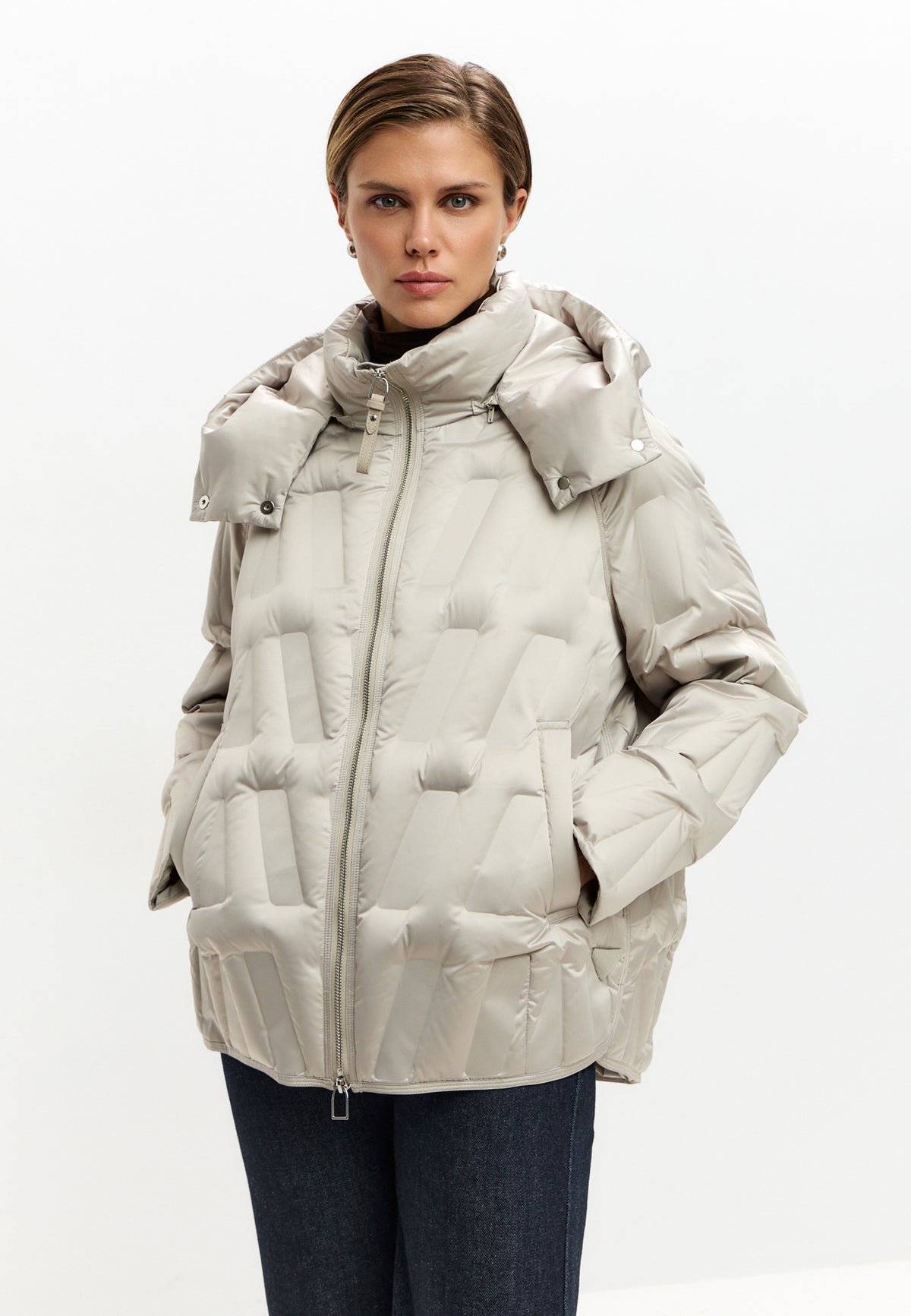 Chaqueta corta acolchada con capucha y diseño chevron – Beige