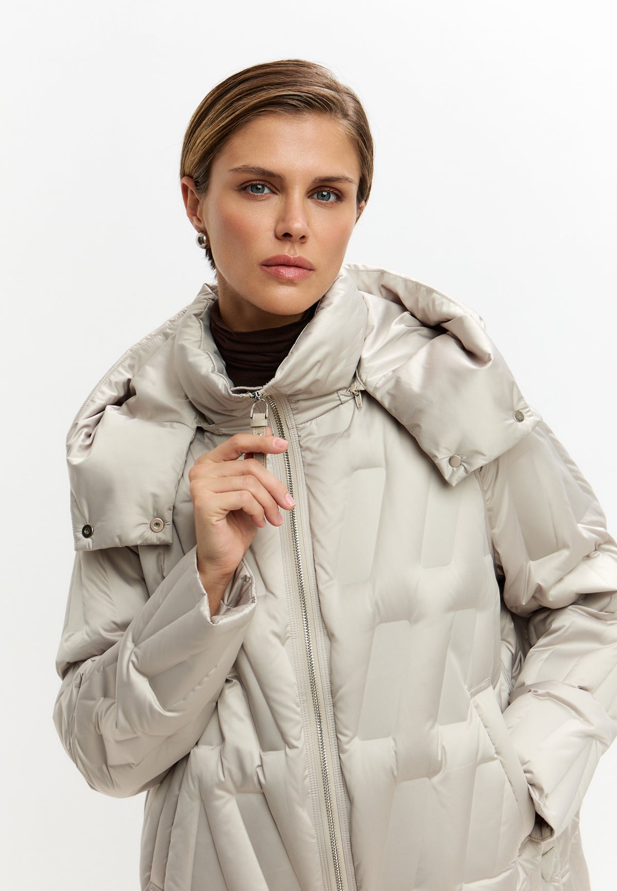 Chaqueta corta acolchada con capucha y diseño chevron – Beige