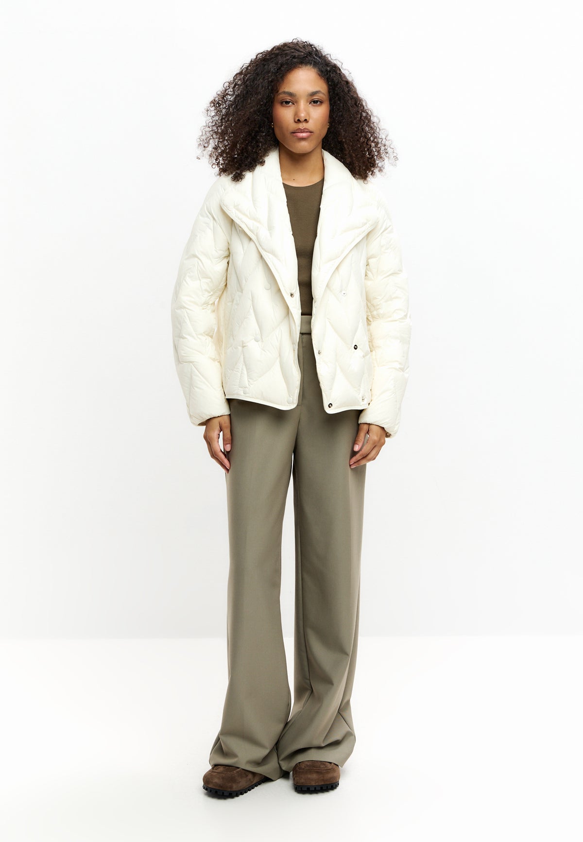 Kurz geschnittene Steppjacke mit Chevron-Muster – Milky