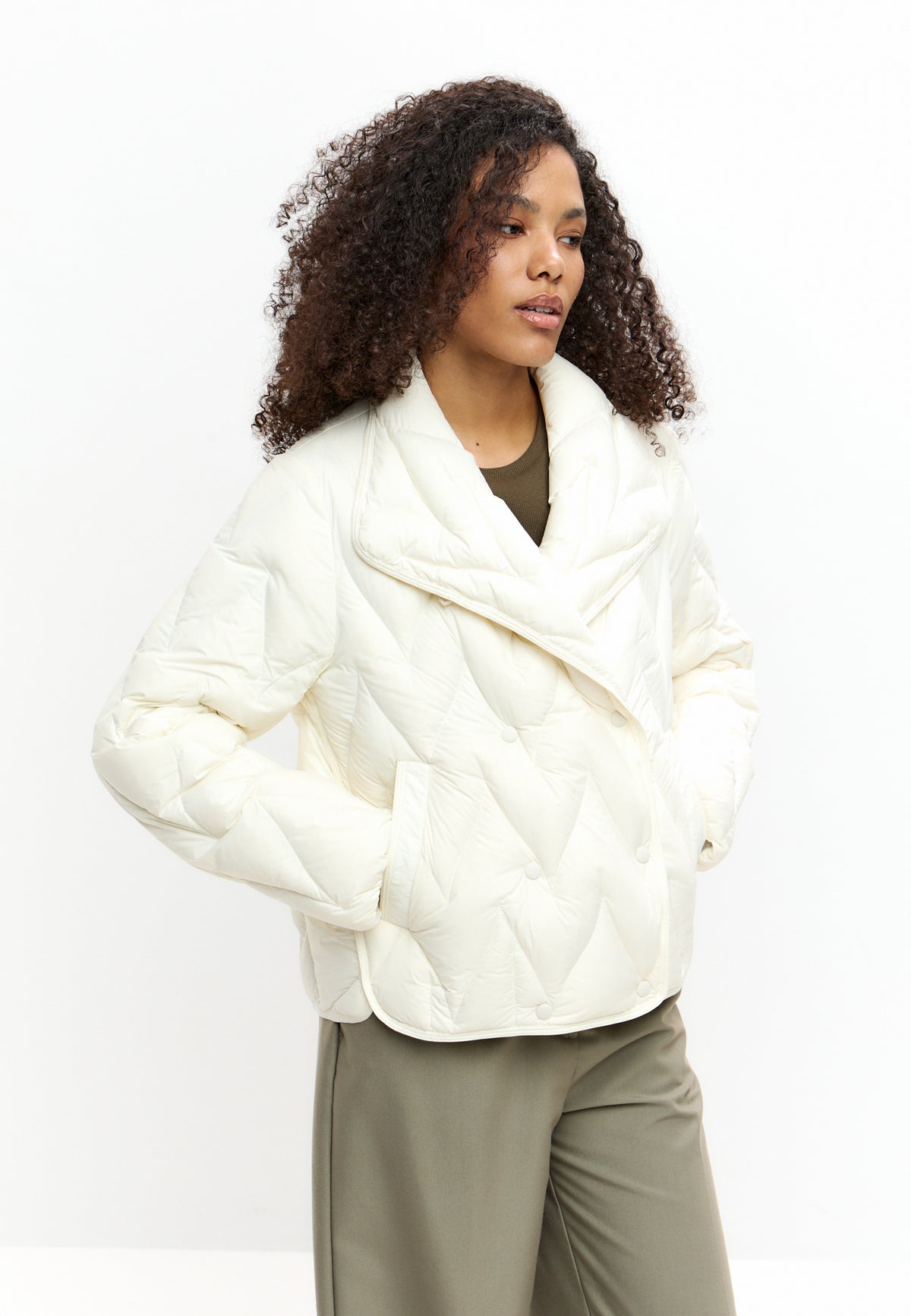 Kurz geschnittene Steppjacke mit Chevron-Muster – Milky