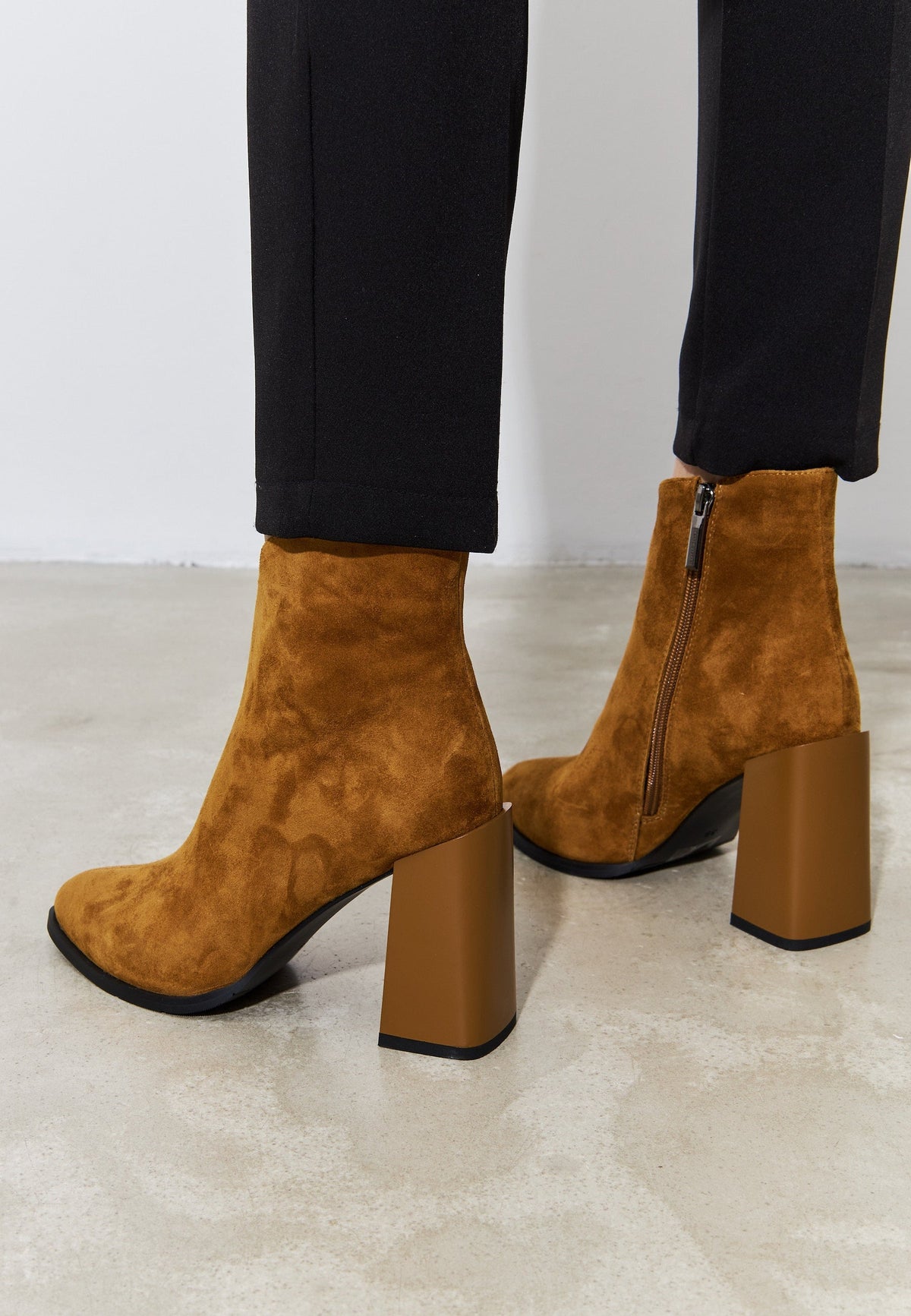 Botines clásicos de piel con tacón en bloque
