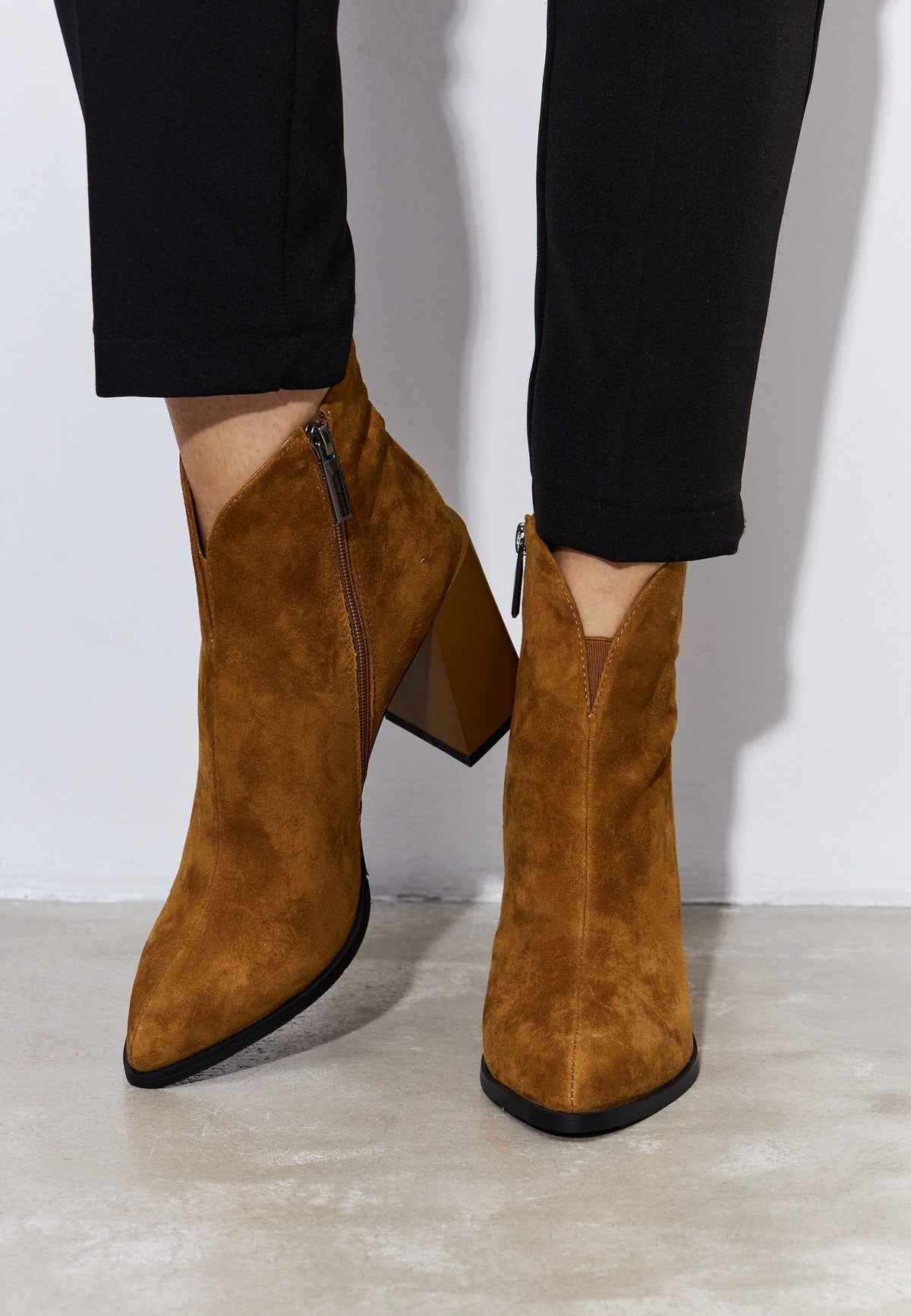 Botines clásicos de piel con tacón en bloque