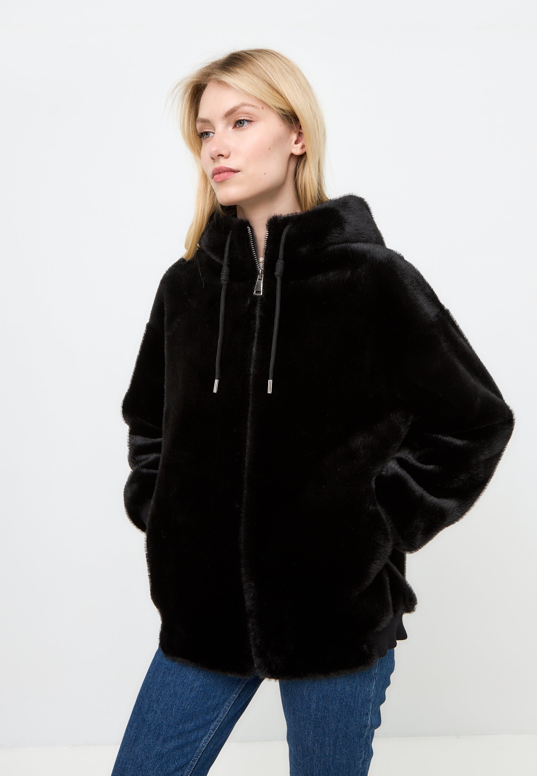 Chic Short Faux Fur Coat Neve - Black