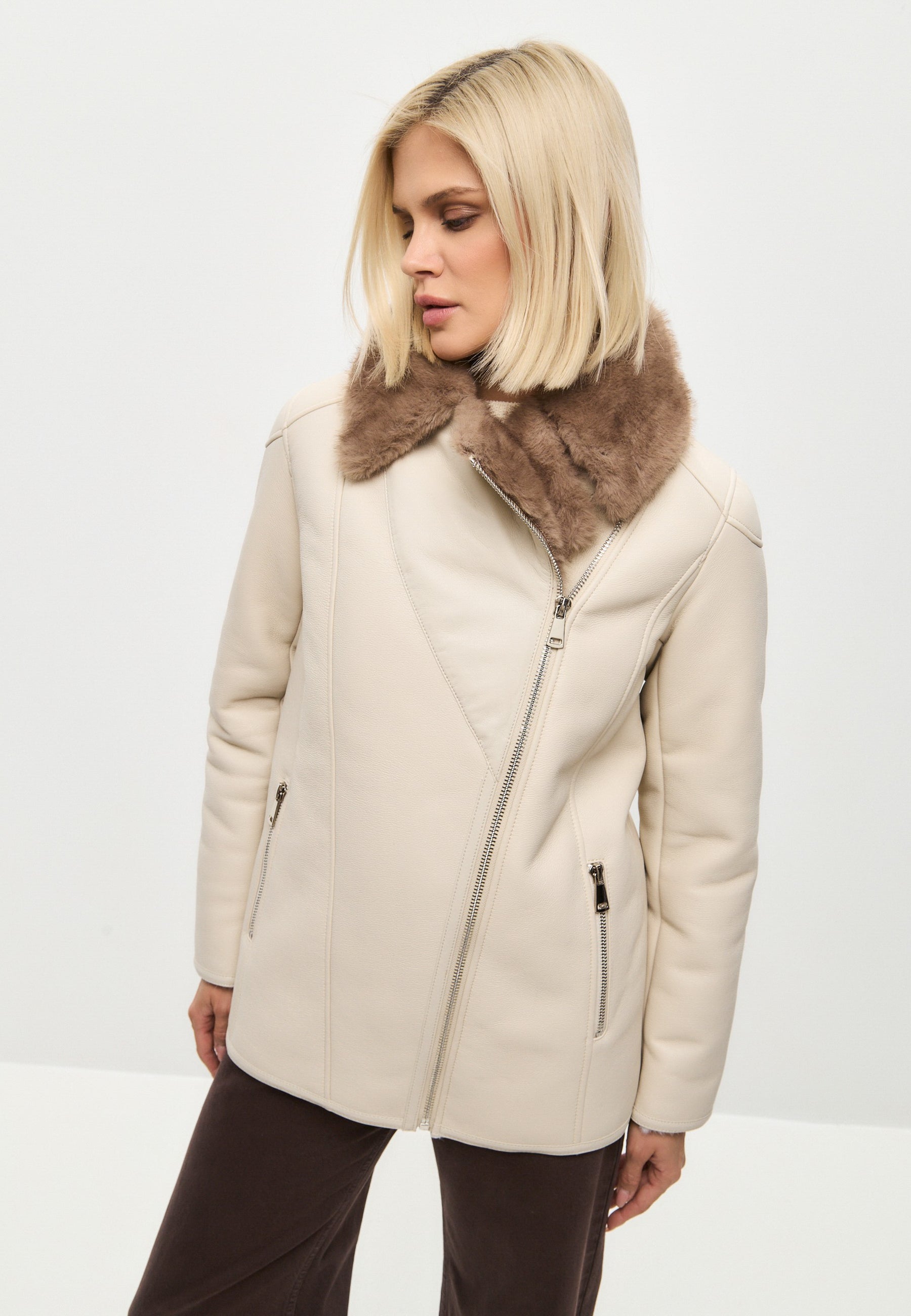 Luxurious Women’s Shearling-Lined Beige Coat with Belt – Elegant Winter Jacket