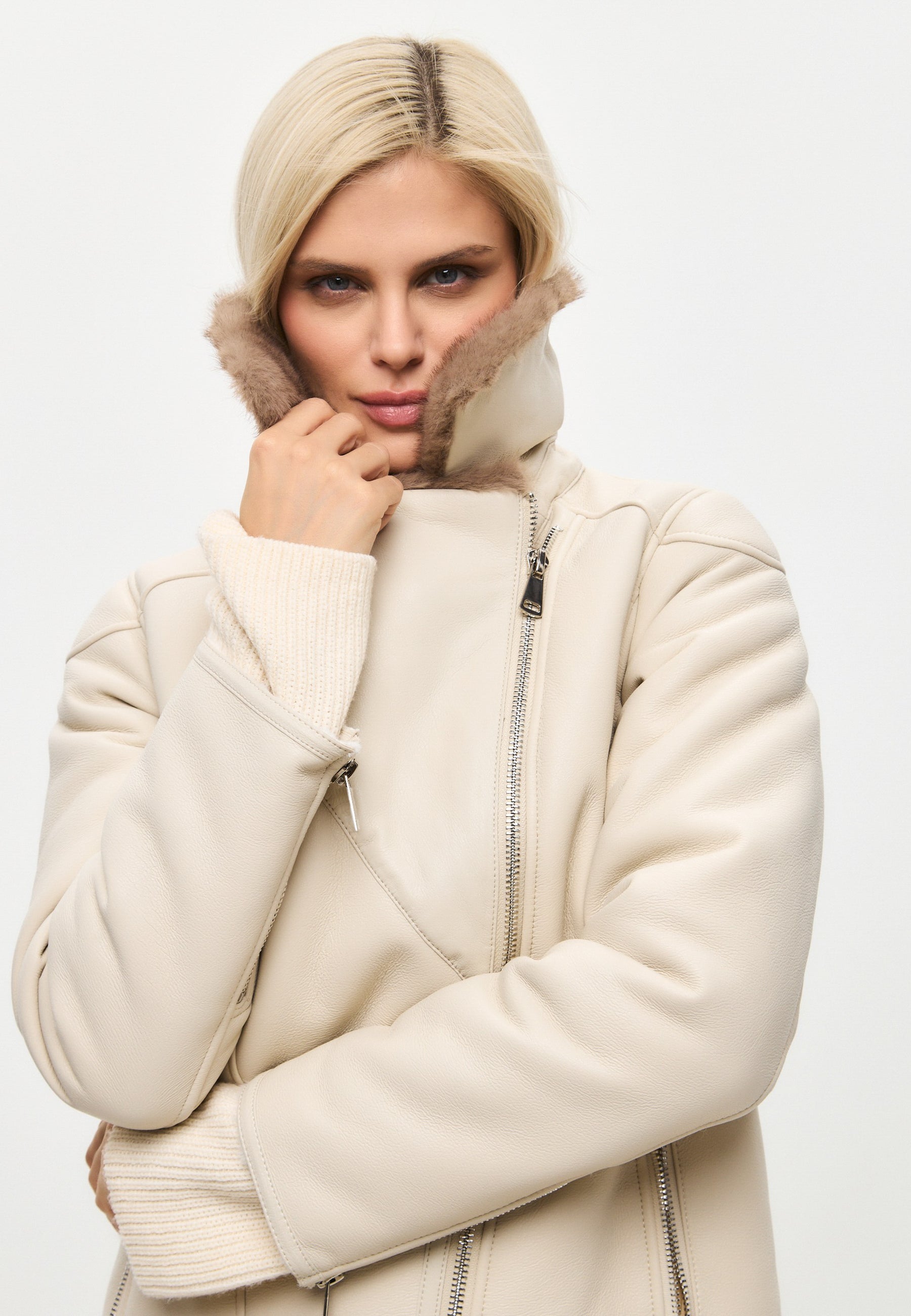 Luxurious Women’s Shearling-Lined Beige Coat with Belt – Elegant Winter Jacket