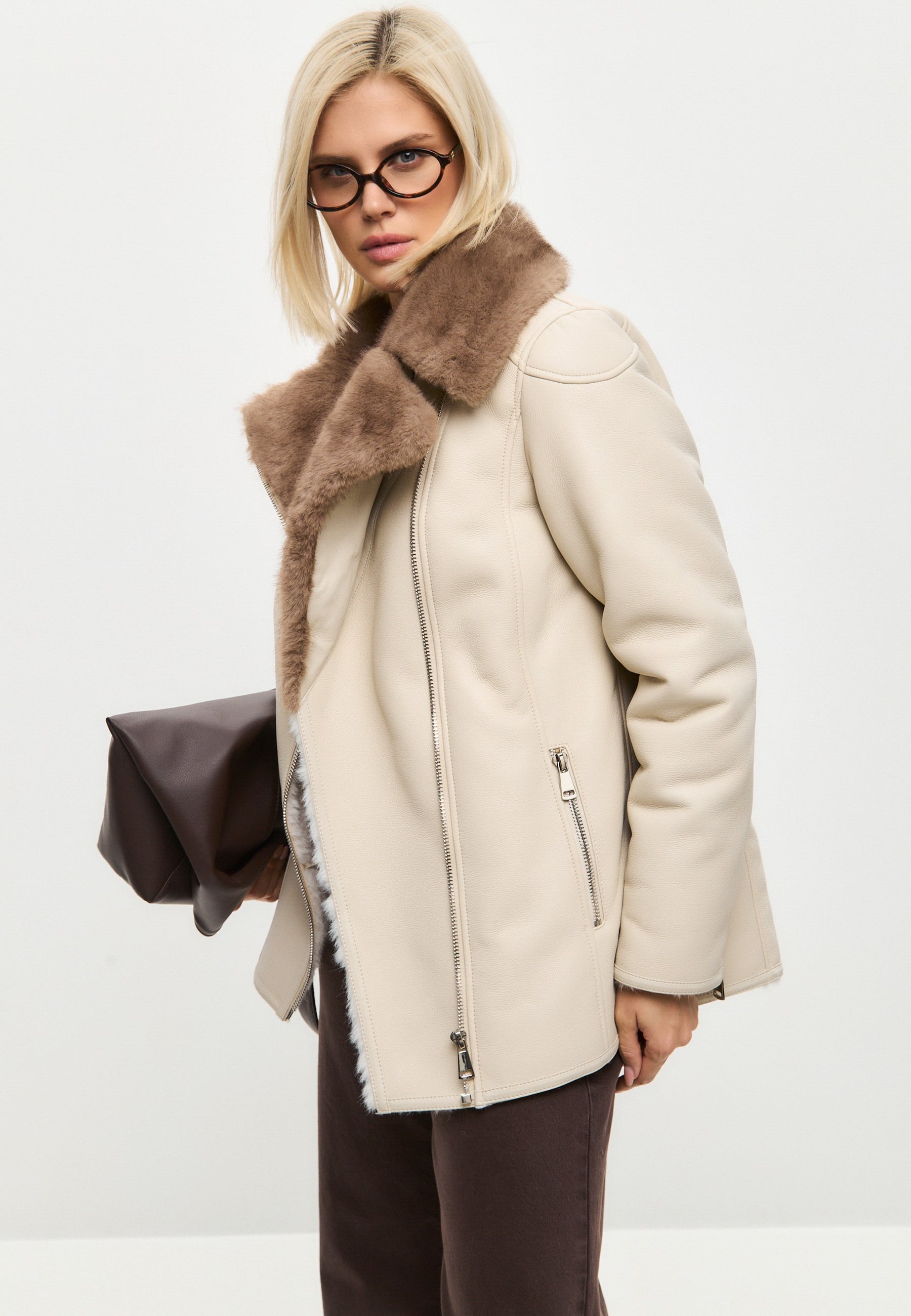 Luxurious Women’s Shearling-Lined Beige Coat with Belt – Elegant Winter Jacket