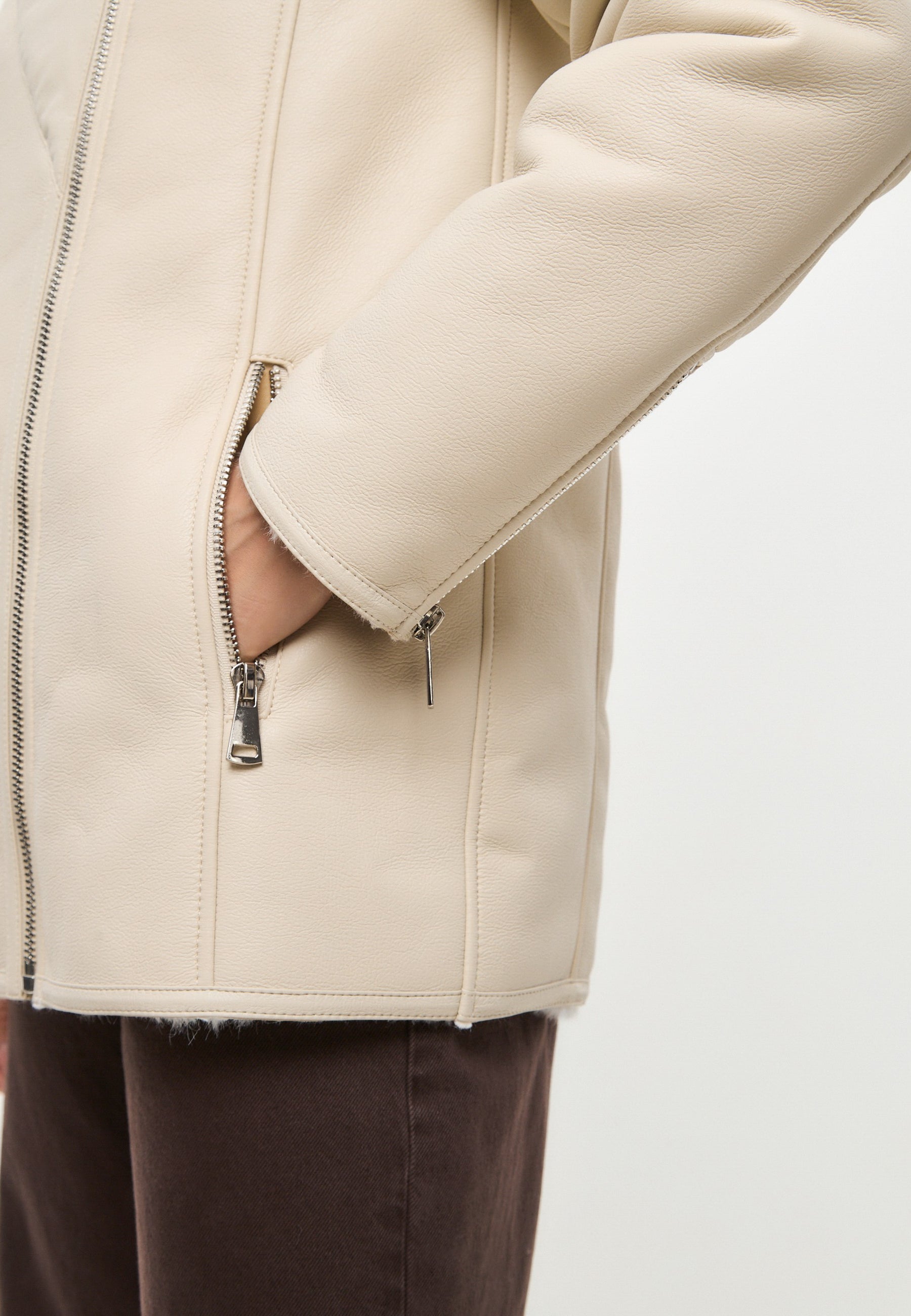 Luxurious Women’s Shearling-Lined Beige Coat with Belt – Elegant Winter Jacket