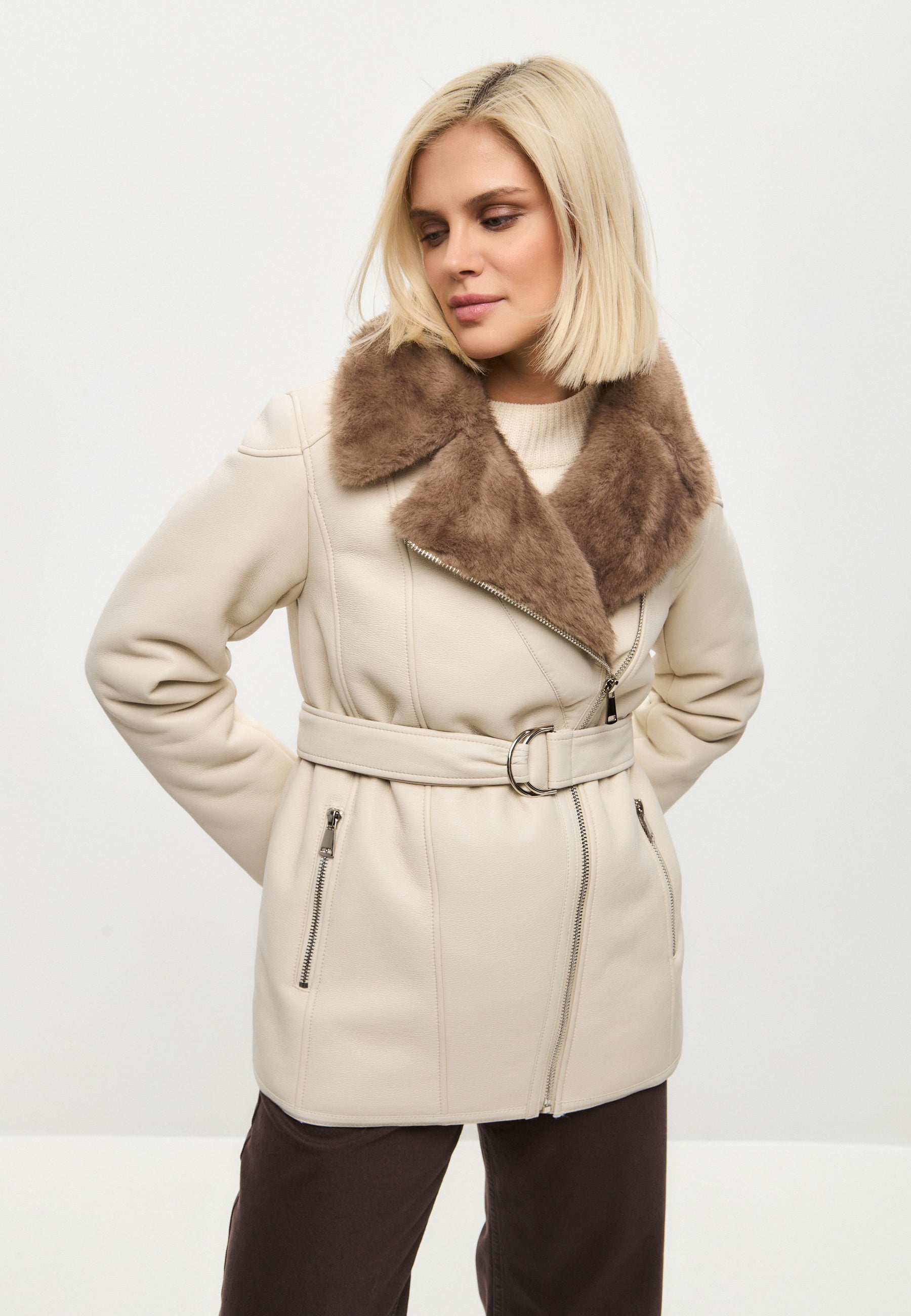 Luxurious Women’s Shearling-Lined Beige Coat with Belt – Elegant Winter Jacket