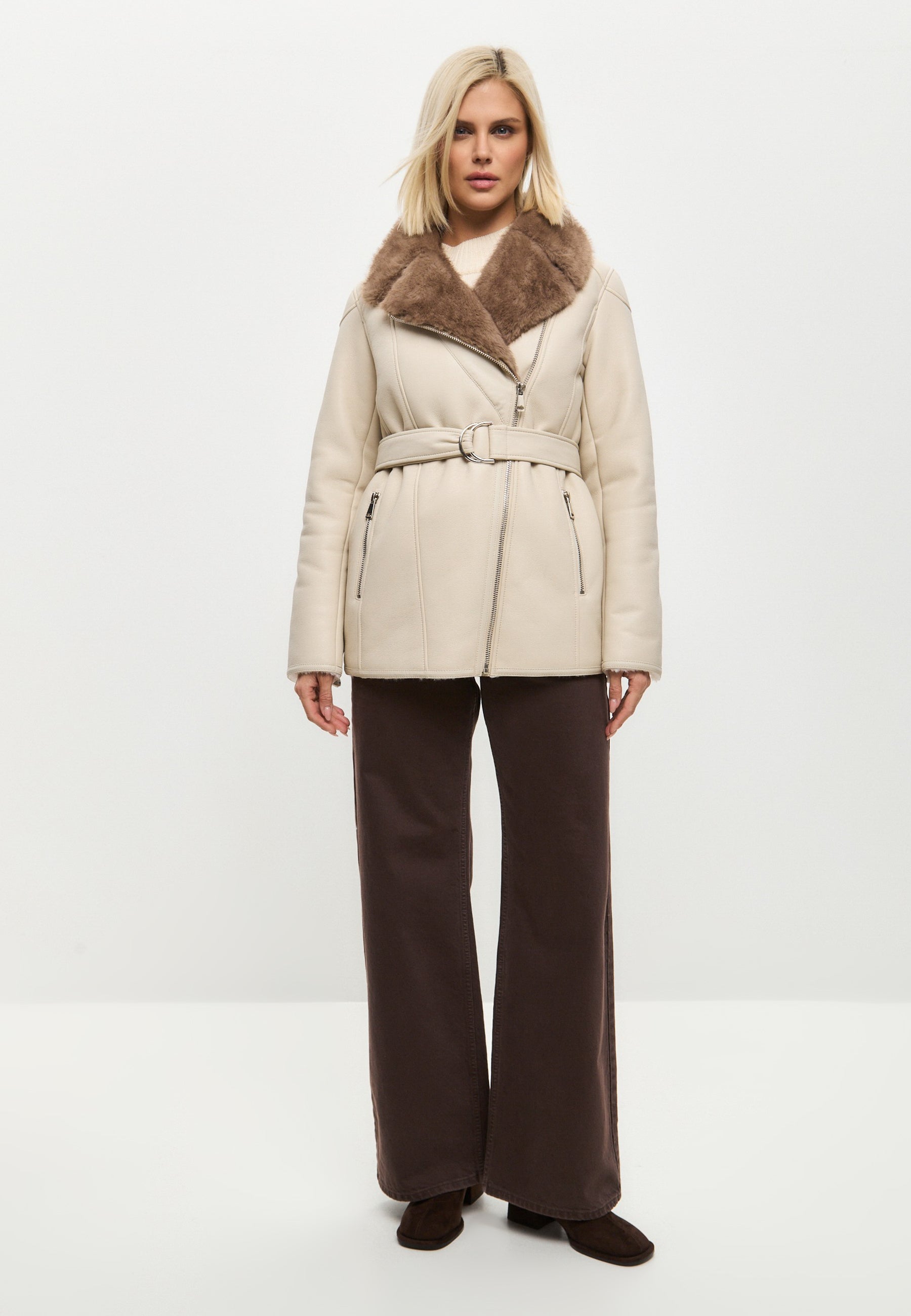 Luxurious Women’s Shearling-Lined Beige Coat with Belt – Elegant Winter Jacket