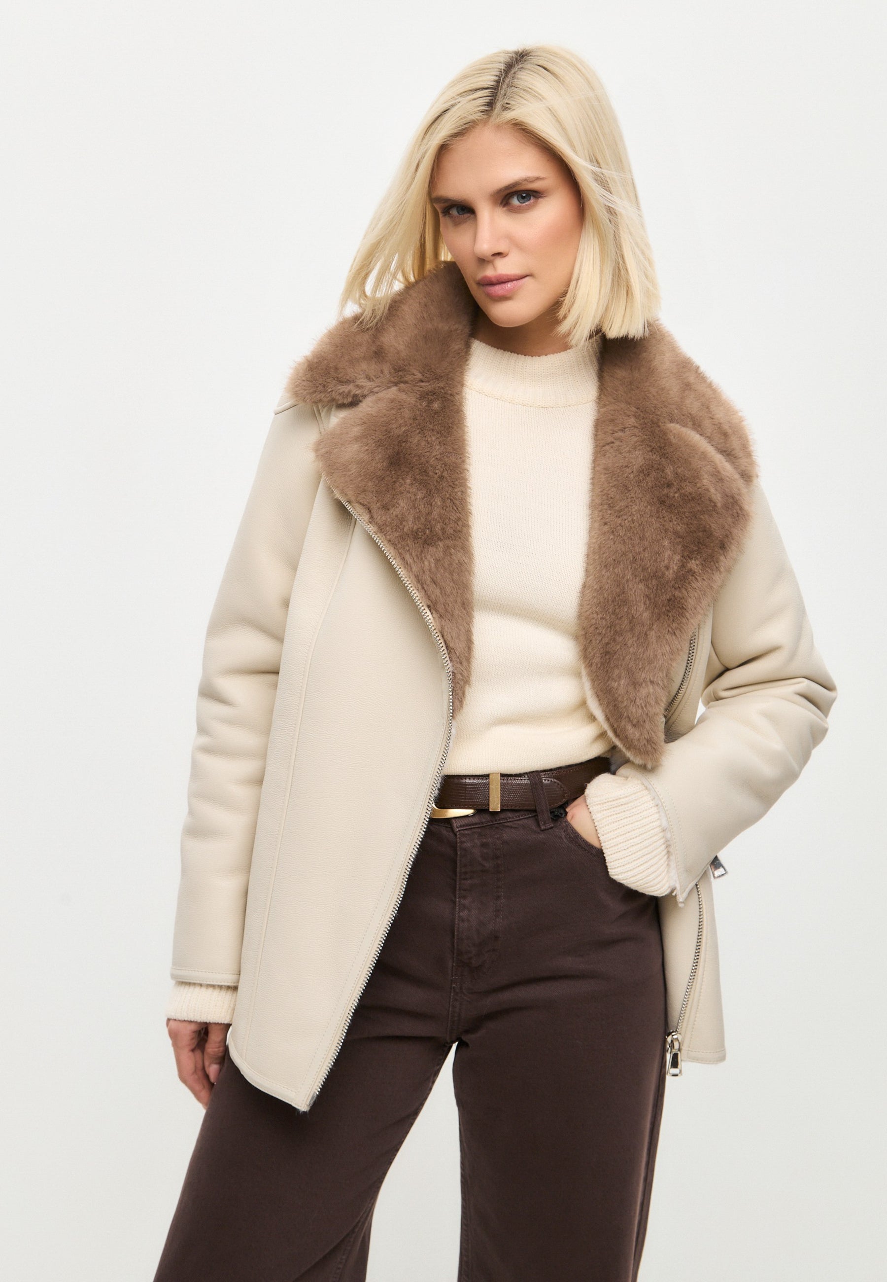 Luxurious Women’s Shearling-Lined Beige Coat with Belt – Elegant Winter Jacket