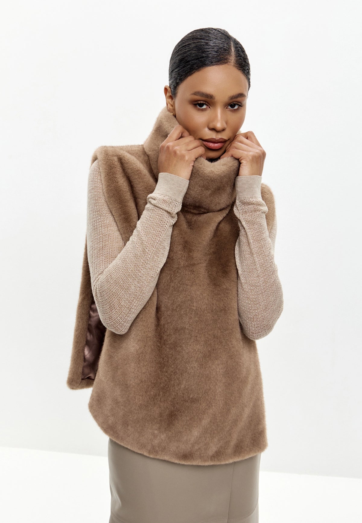 Faux Fur Sleeveless Sculpted Top with Collar – Ligth brown