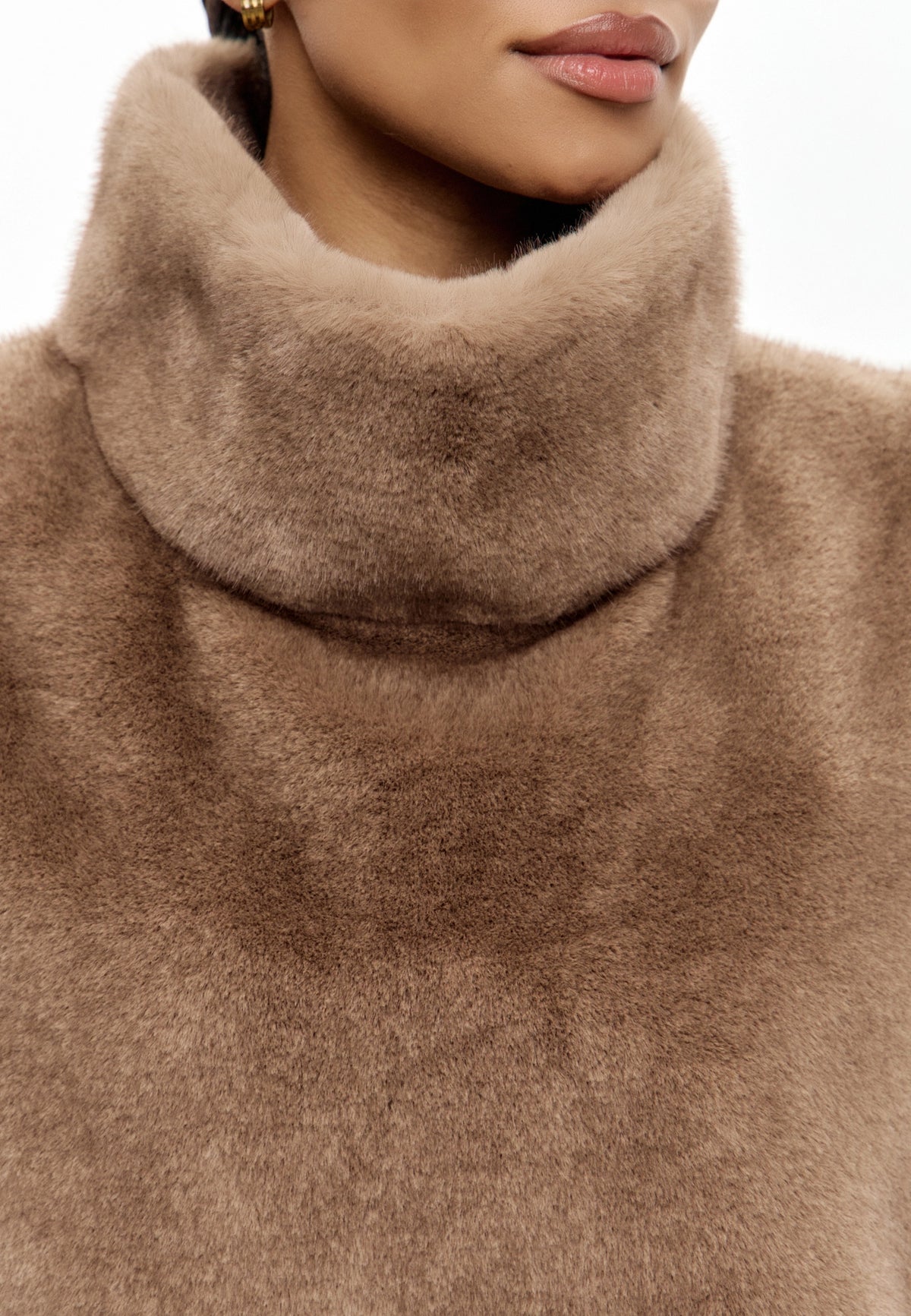 Faux Fur Sleeveless Sculpted Top with Collar – Ligth brown