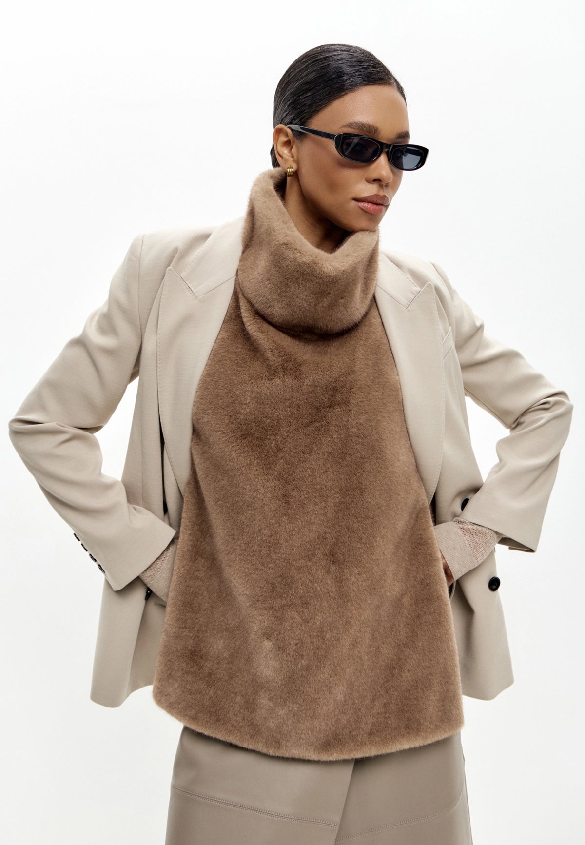 Faux Fur Sleeveless Sculpted Top with Collar – Ligth brown