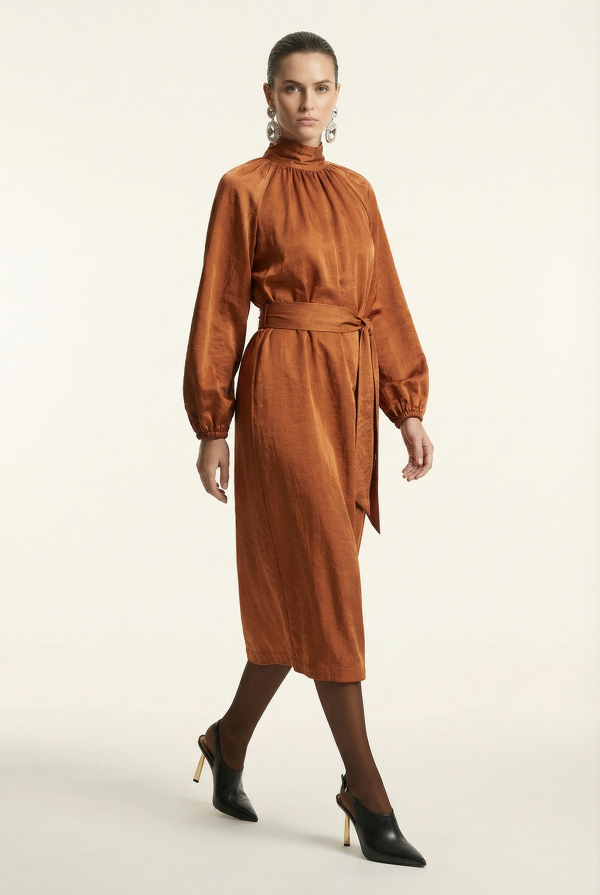 Aurora Gold Heel Slingbacks – Black